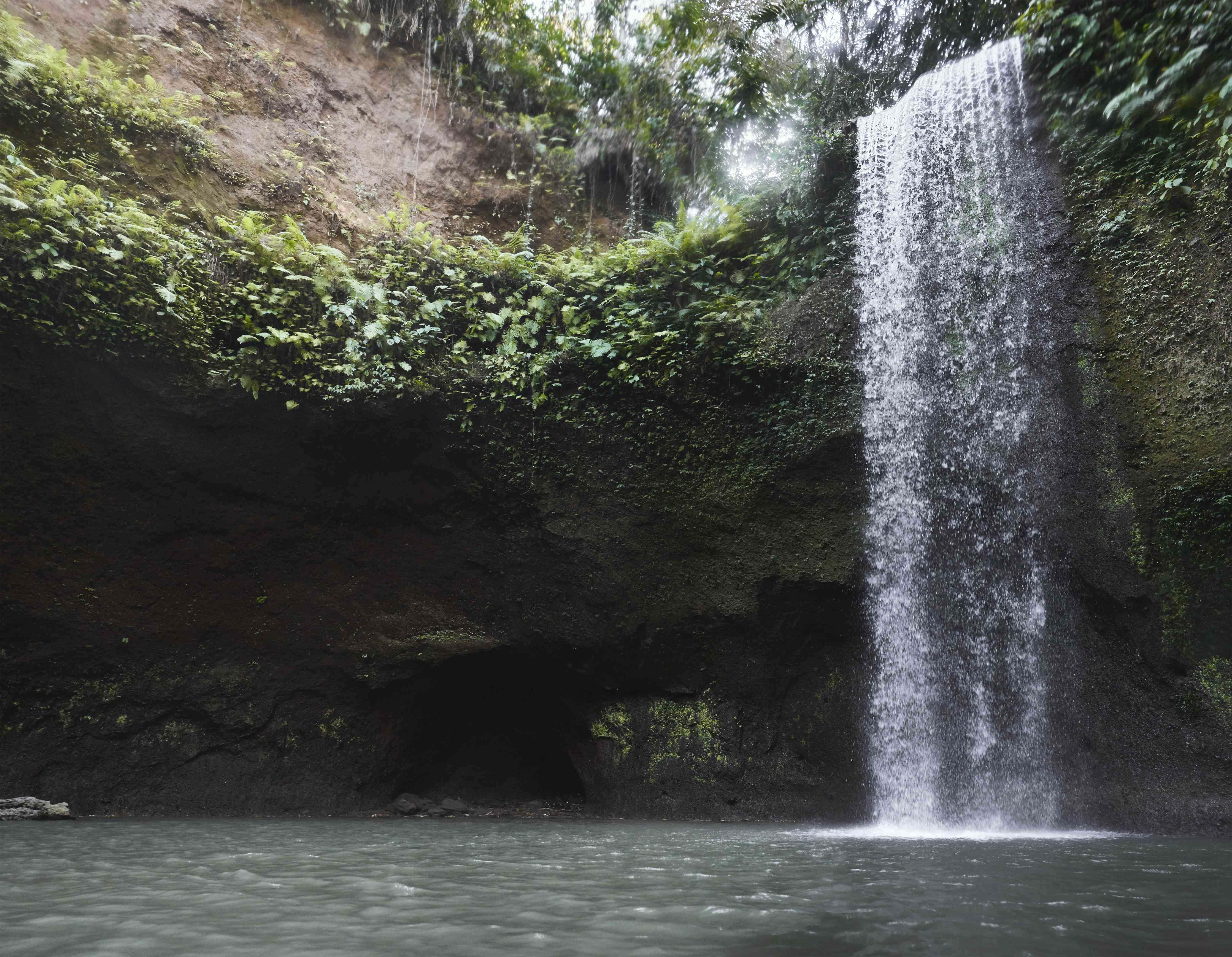Wandverkleidung Wohnzimmer-Naturwasserfall in Grünlandschaft