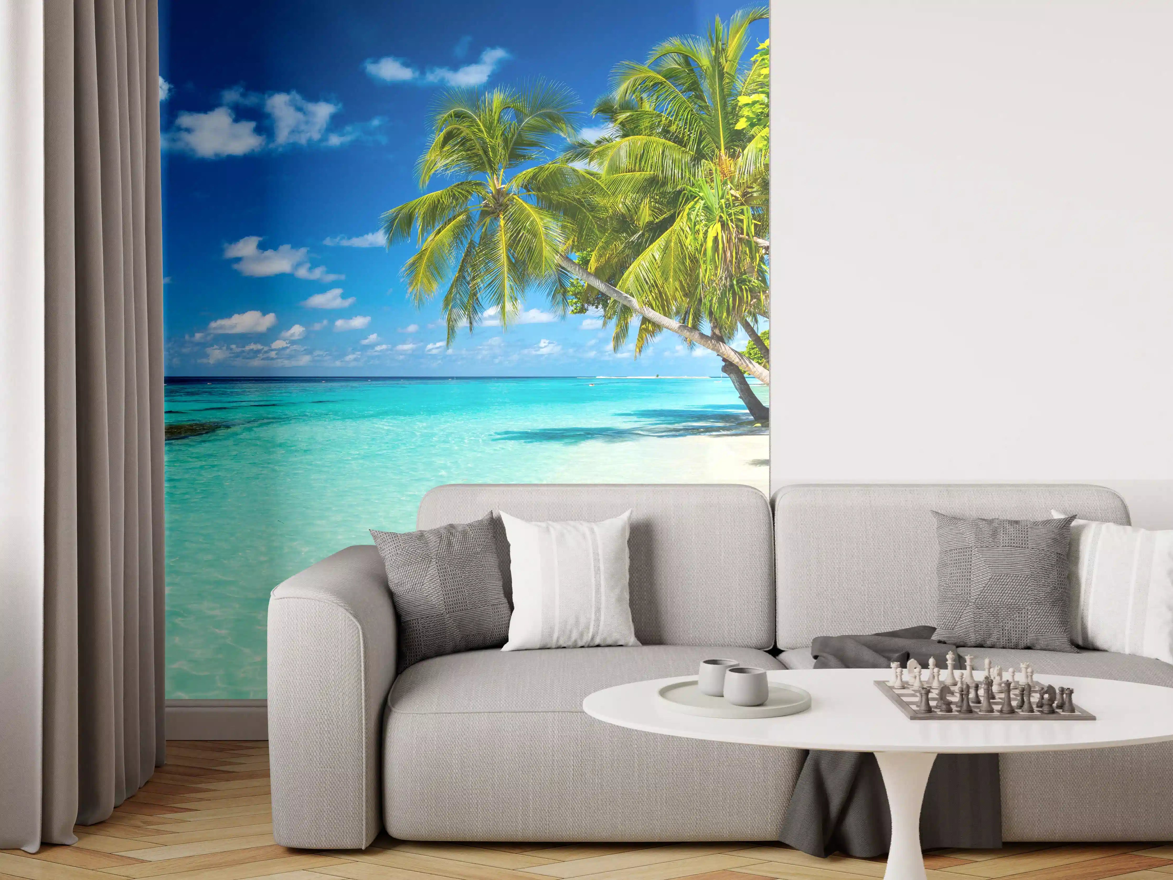 Wandverkleidung Wohnzimmer - Nebelhafter Palmenstrand im Grauweiß