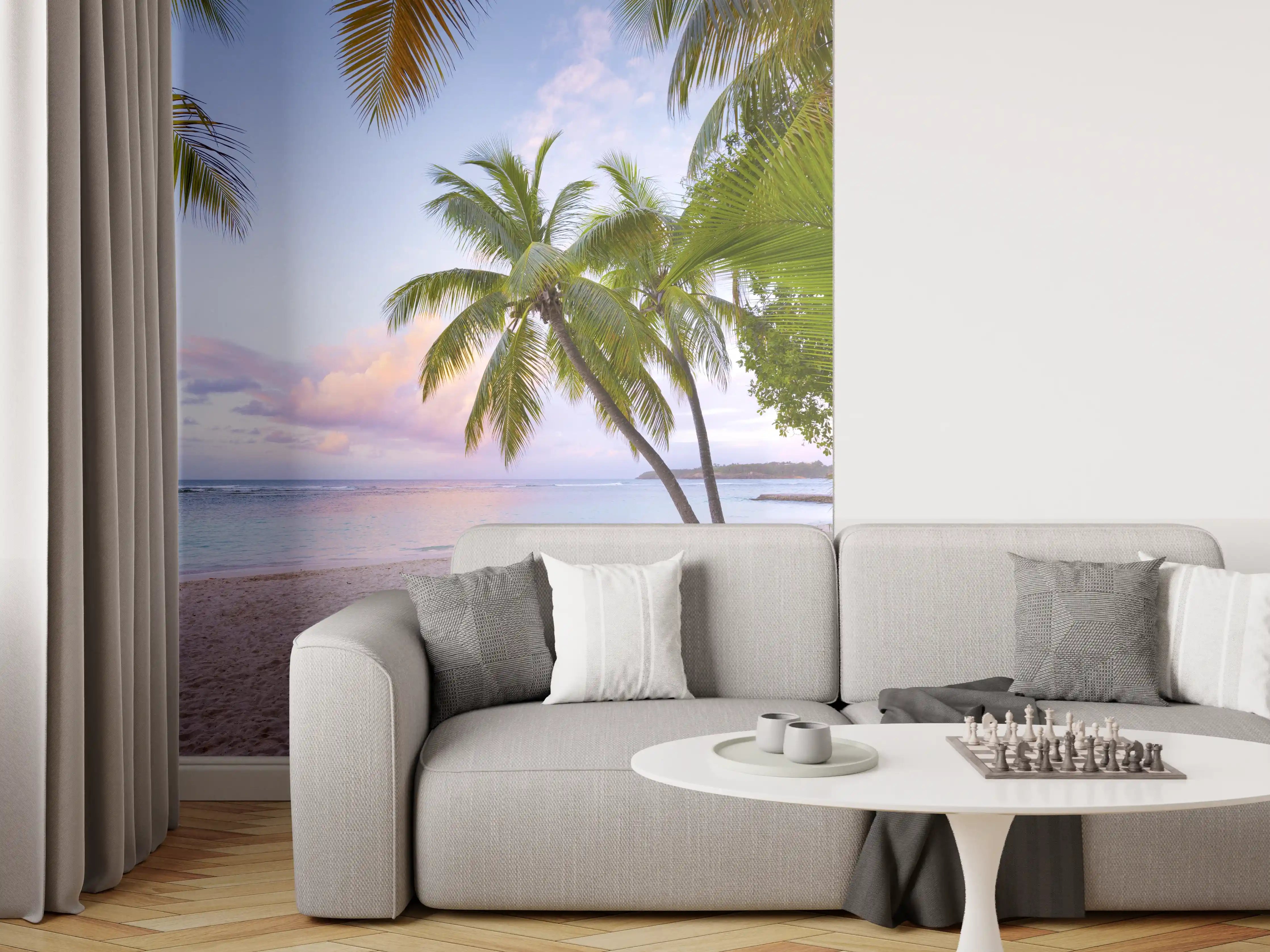 Wandverkleidung Wohnzimmer - Nebelhafter Strand mit silbernen Palmen