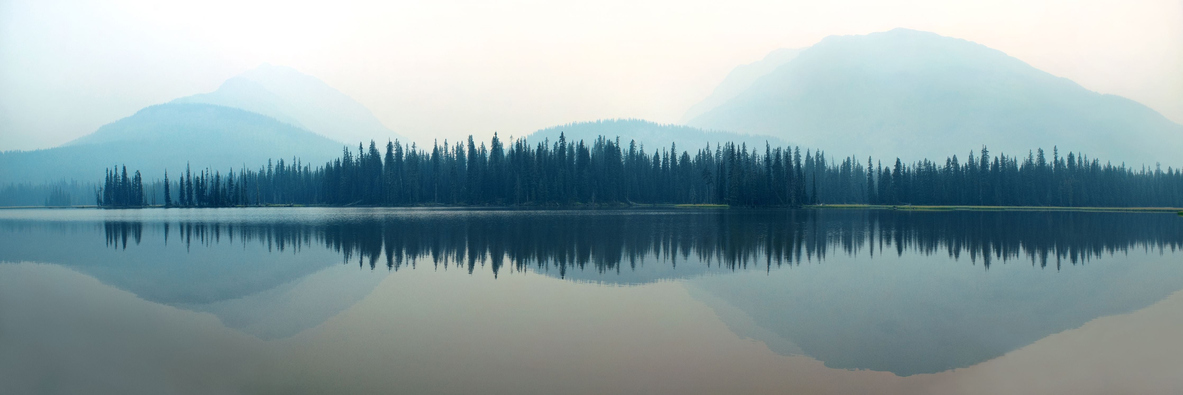 Wandverkleidung Wohnzimmer-Nebliger Bergsee
