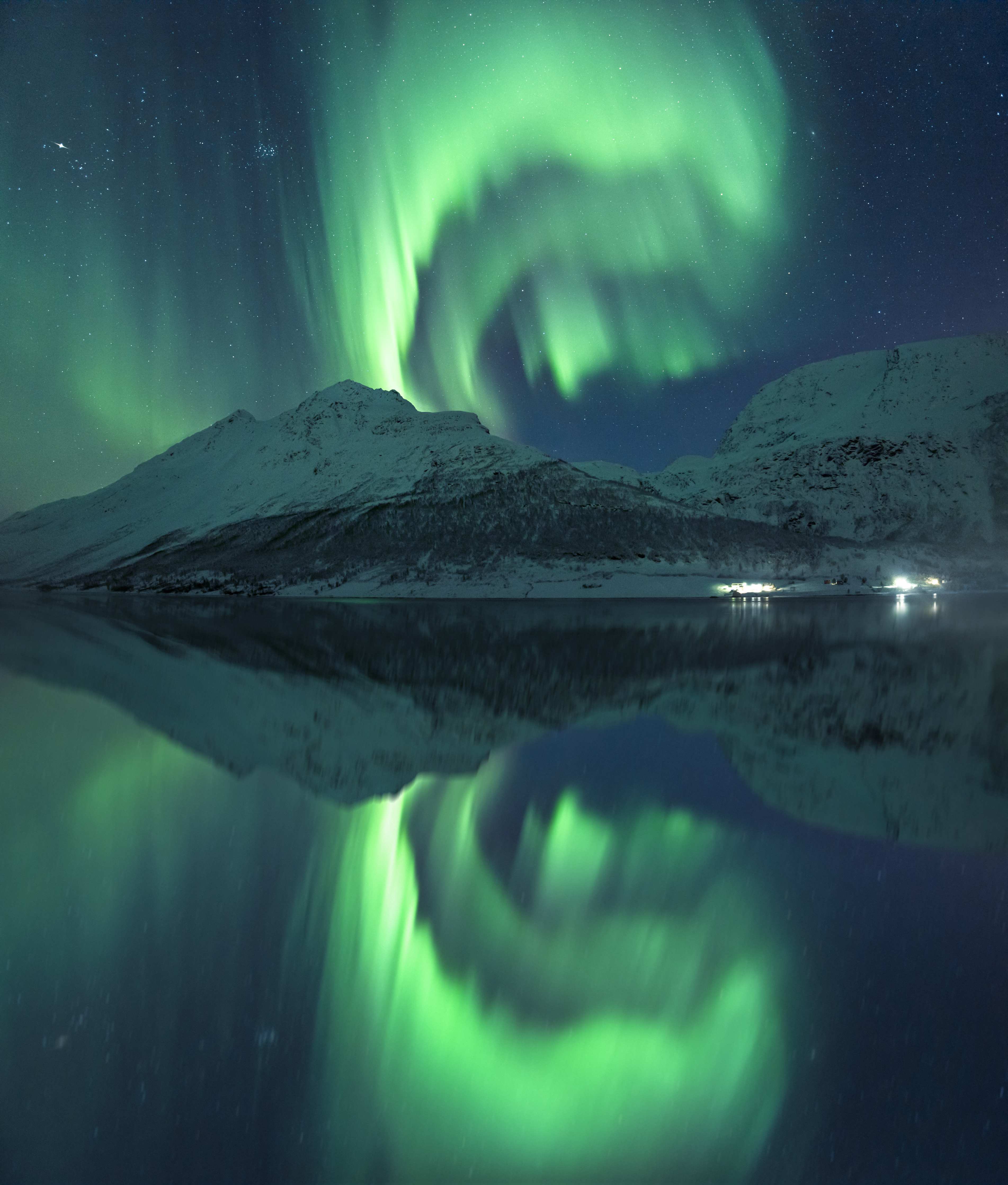 Wandverkleidung Wohnzimmer-Nordlichter über der verschneiten Landschaft