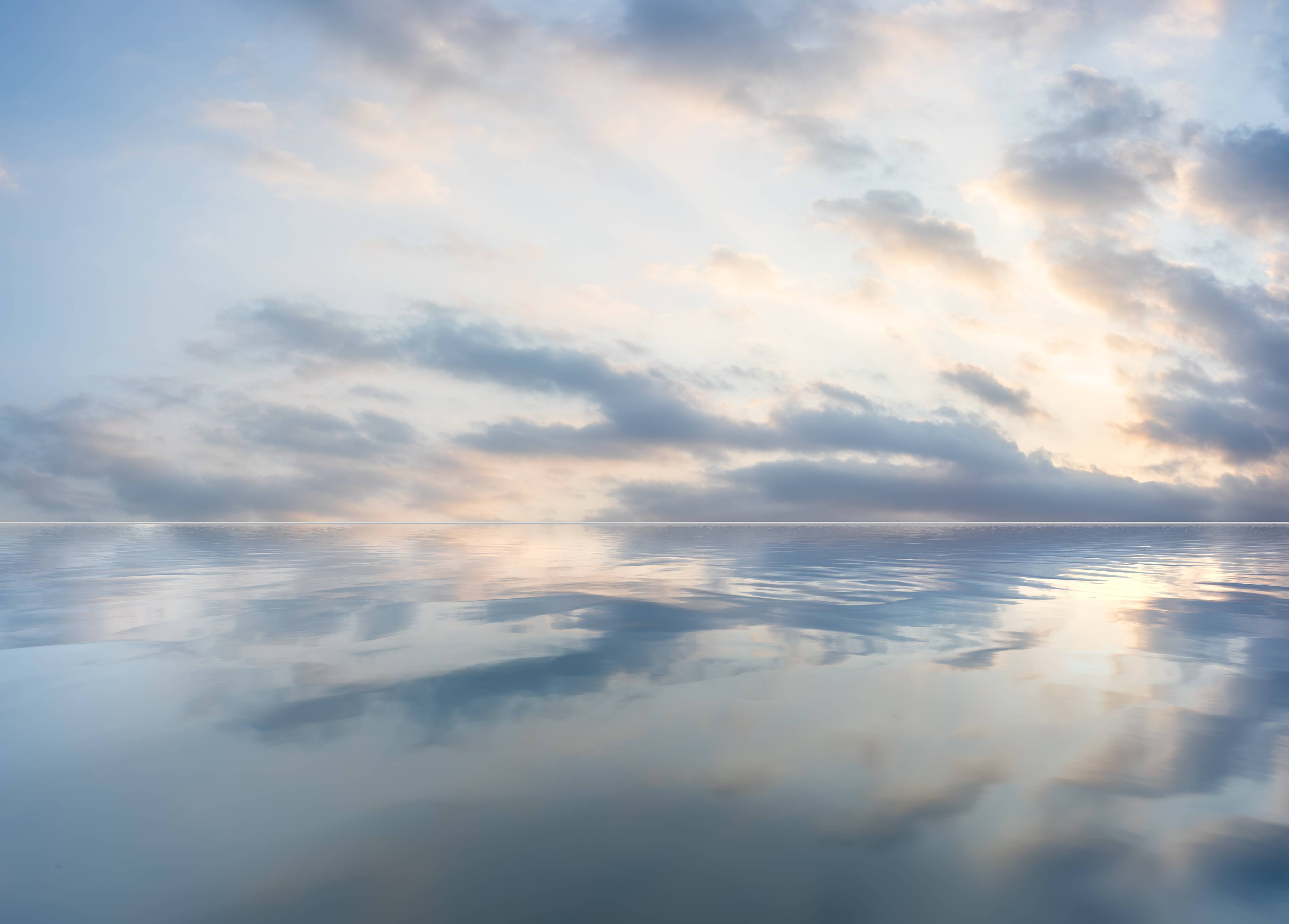 Wandverkleidung Wohnzimmer-Ruhiges Wasser mit sanften Wolkenstrukturen