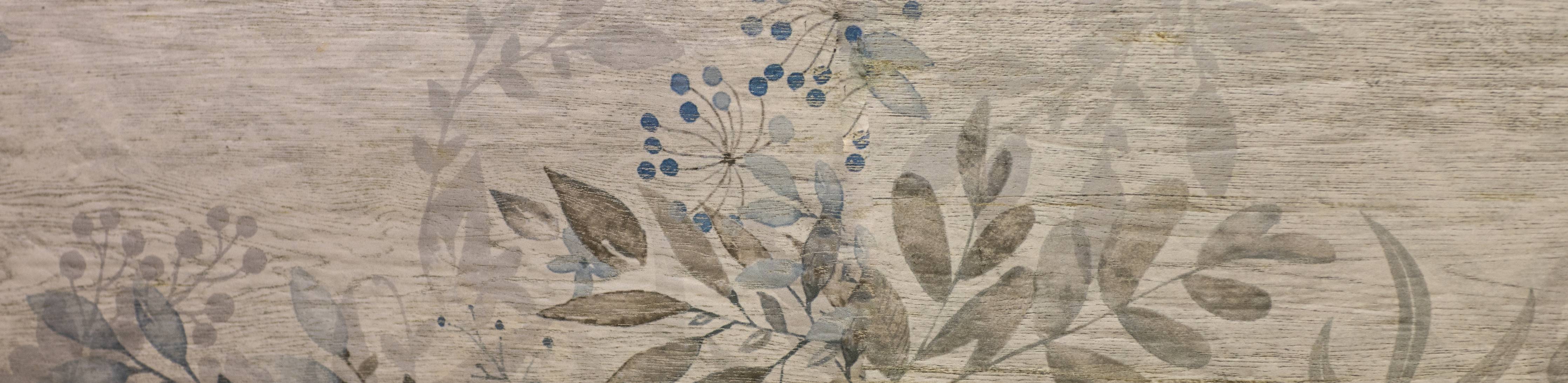 Wandverkleidung Wohnzimmer-Sanfte Holzoptik mit Blumenmuster