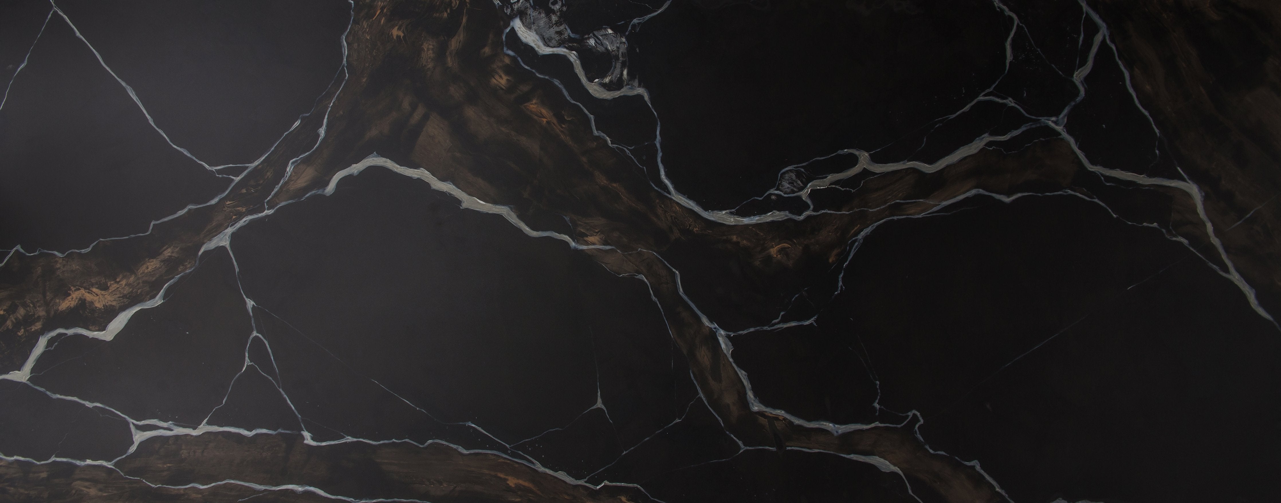 Wandverkleidung Wohnzimmer-Schwarz-brauner Marmor