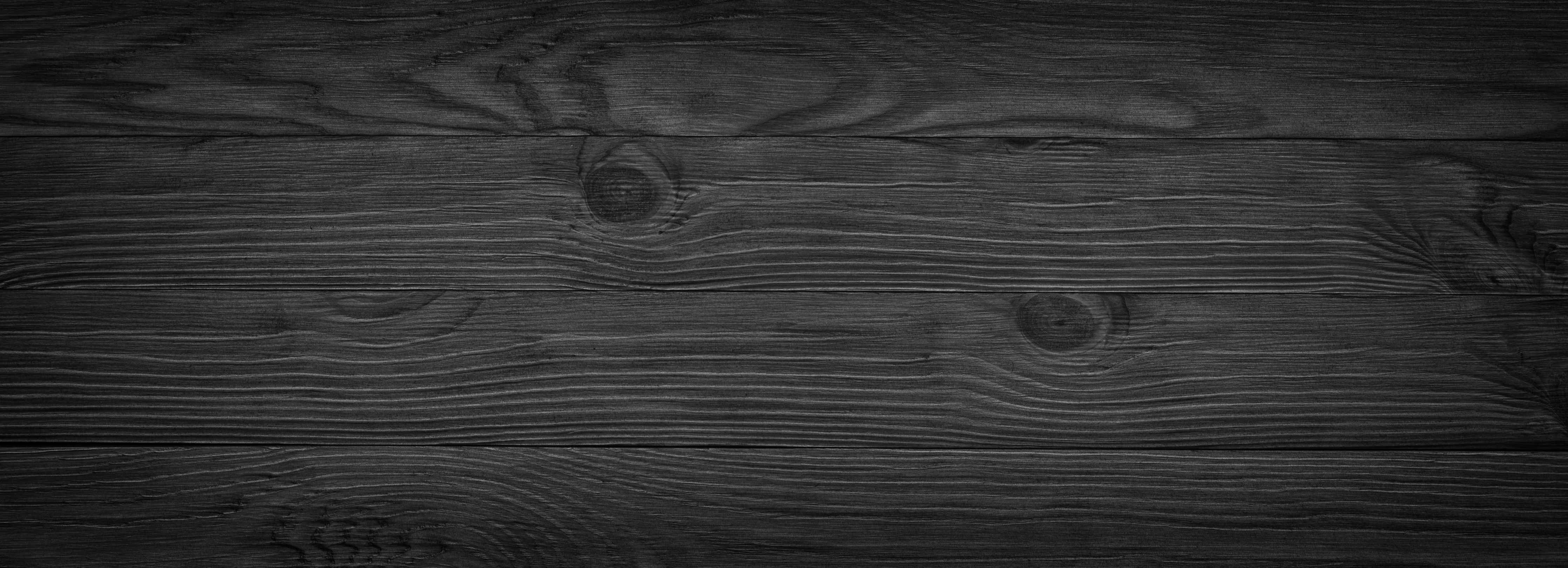 Wandverkleidung Wohnzimmer-Schwarzes Holz mit sichtbaren Maserungen
