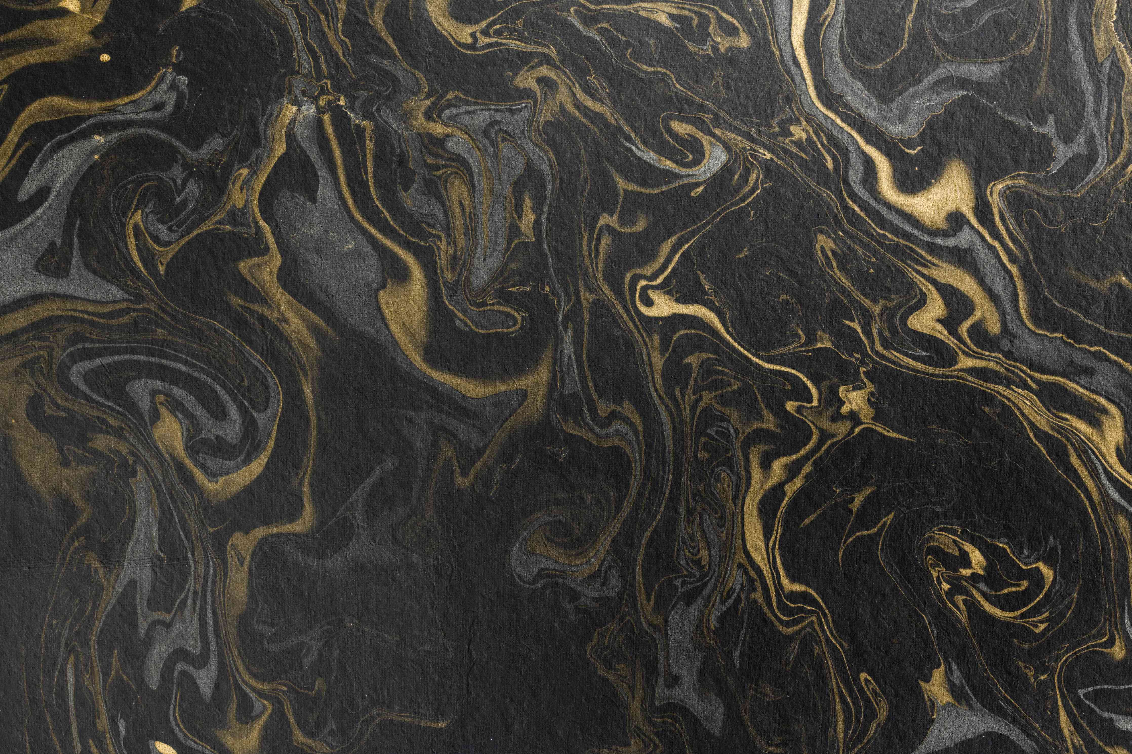 Wandverkleidung Wohnzimmer-Schwarzes Marmor-Design mit goldenen Akzenten