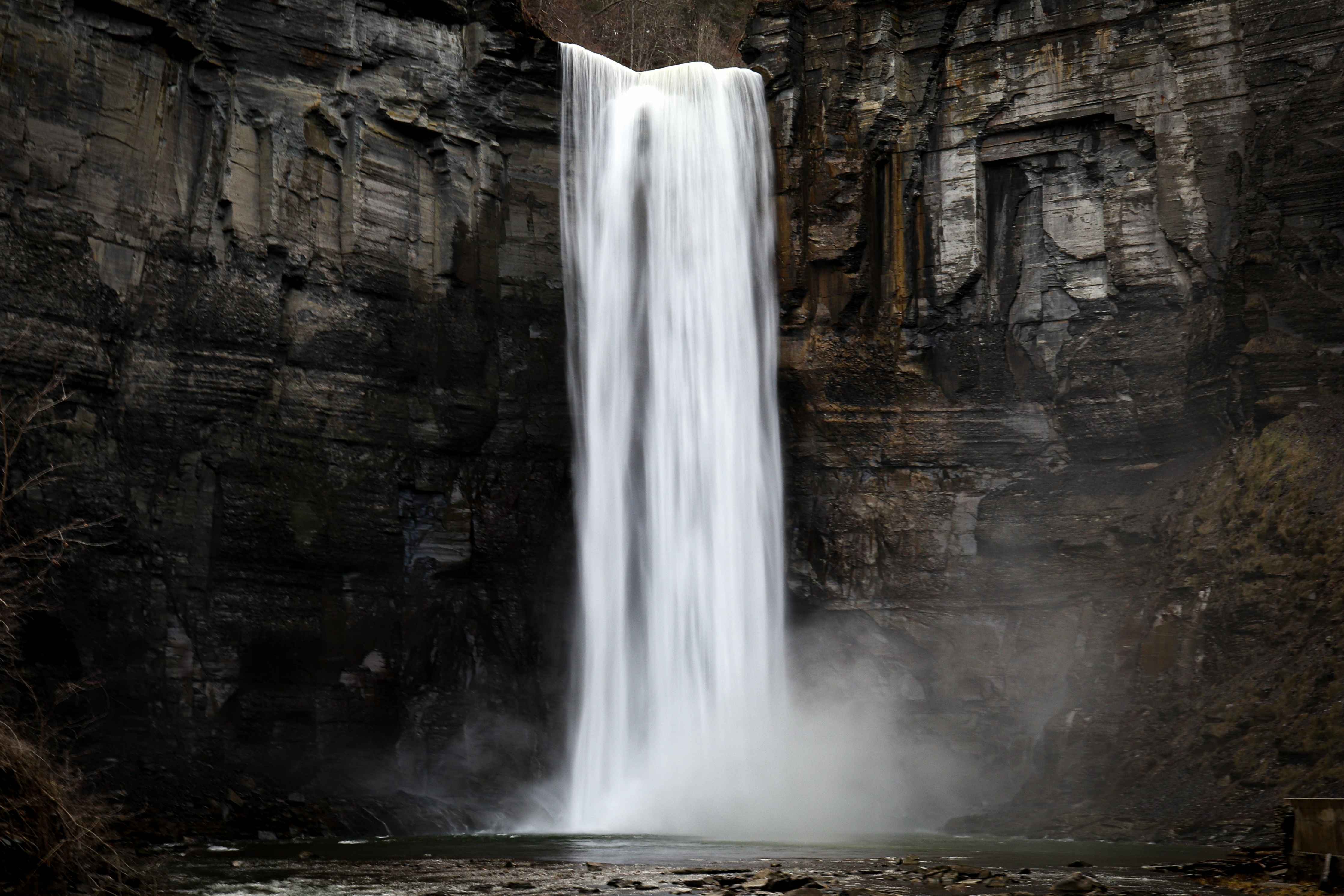 Wandverkleidung Wohnzimmer-Spannender Wasserfall inmitten der Natur