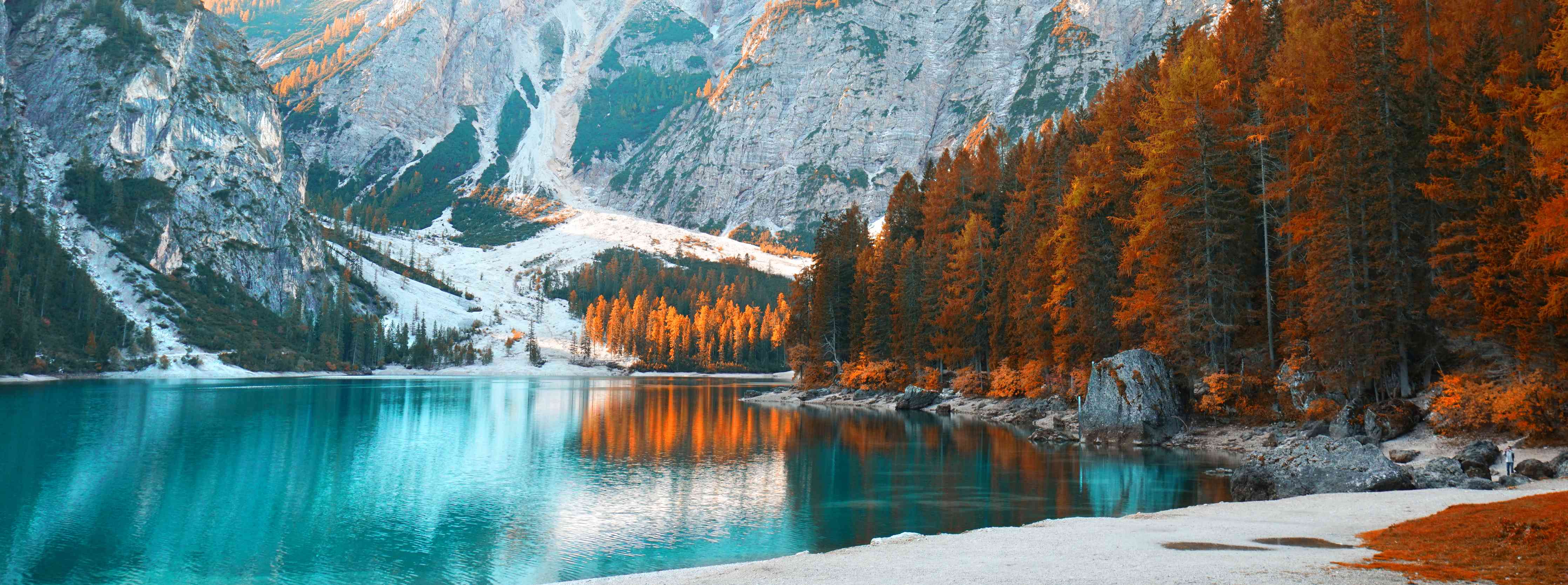 Wandverkleidung Wohnzimmer-Spektakulärer Bergsee im Herbst in den Bergen