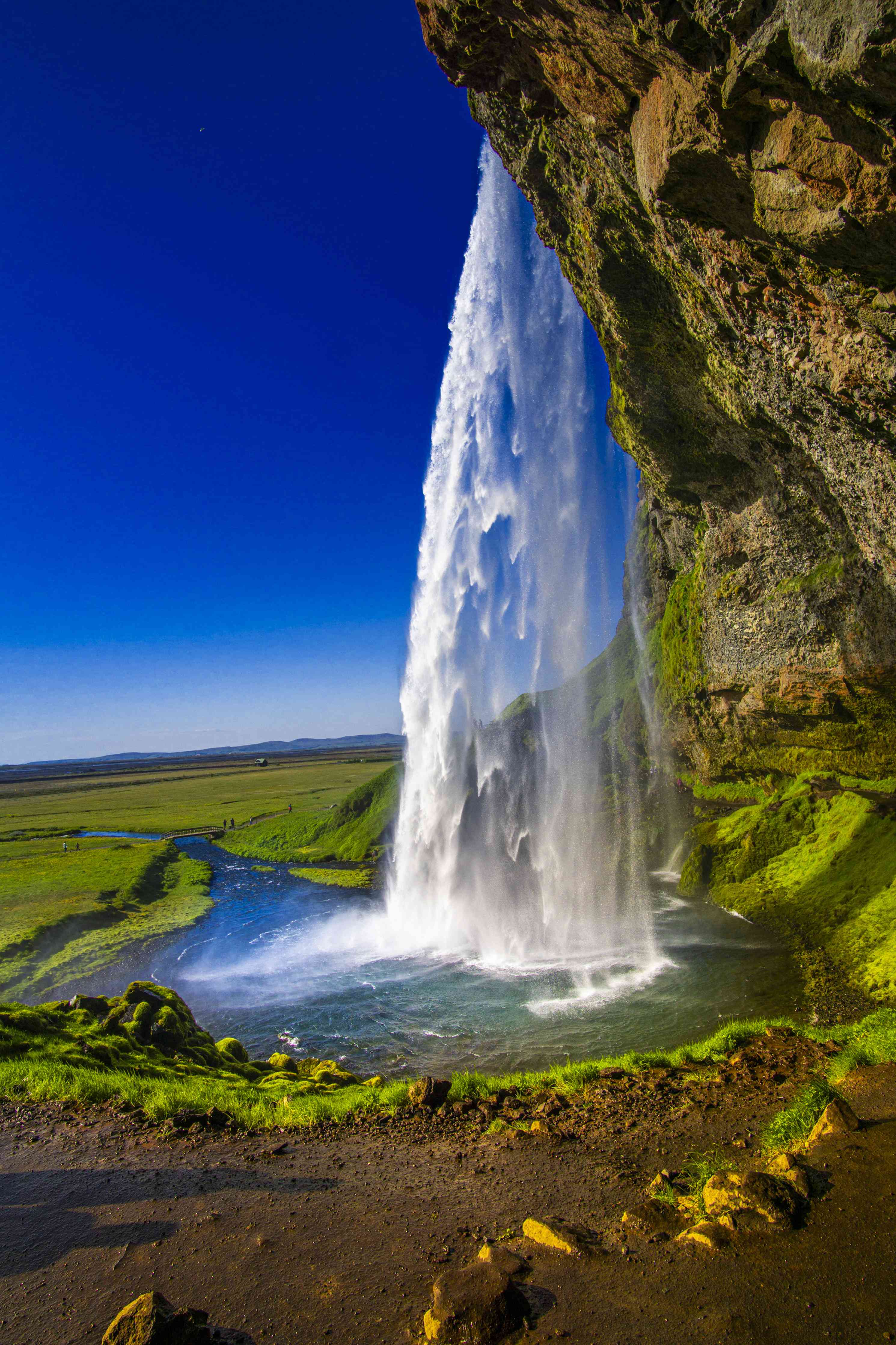 Wandverkleidung Wohnzimmer-Spektakulärer Wasserfall in natürlicher Umgebung