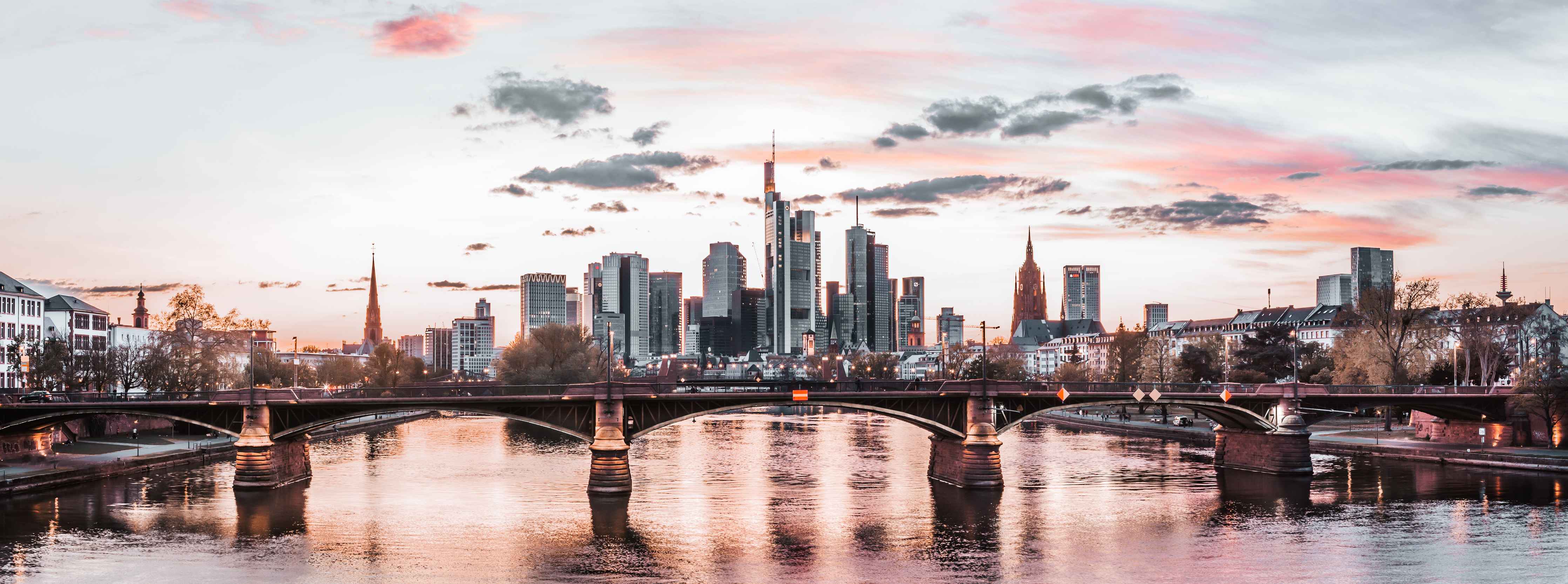 Wandverkleidung Wohnzimmer-Stimmungsvoller Blick auf die Skyline von Frankfurt am Main bei Sonnenuntergang