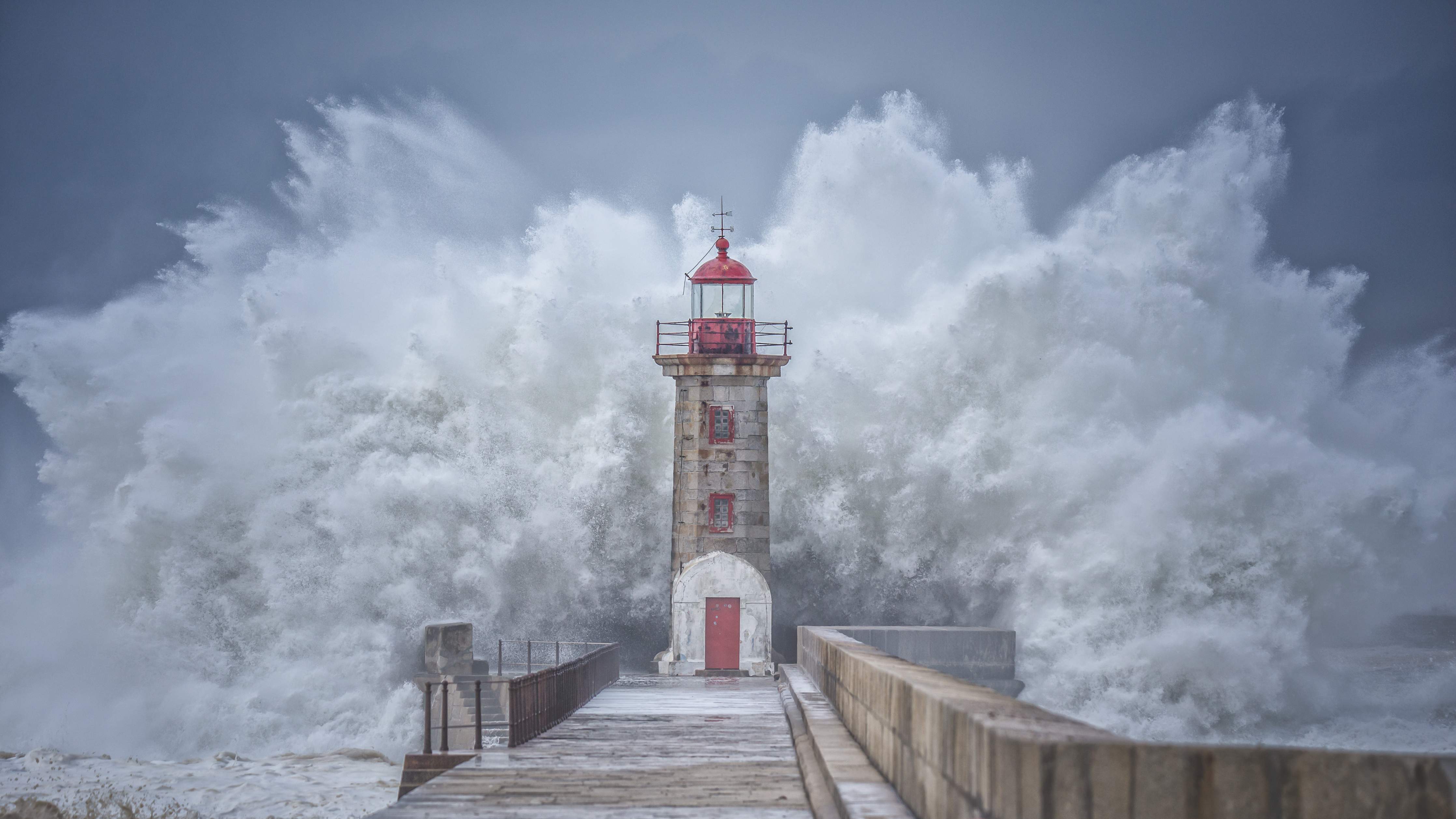 Wandverkleidung Wohnzimmer-Sturmgefährdeter Leuchtturm am Meer