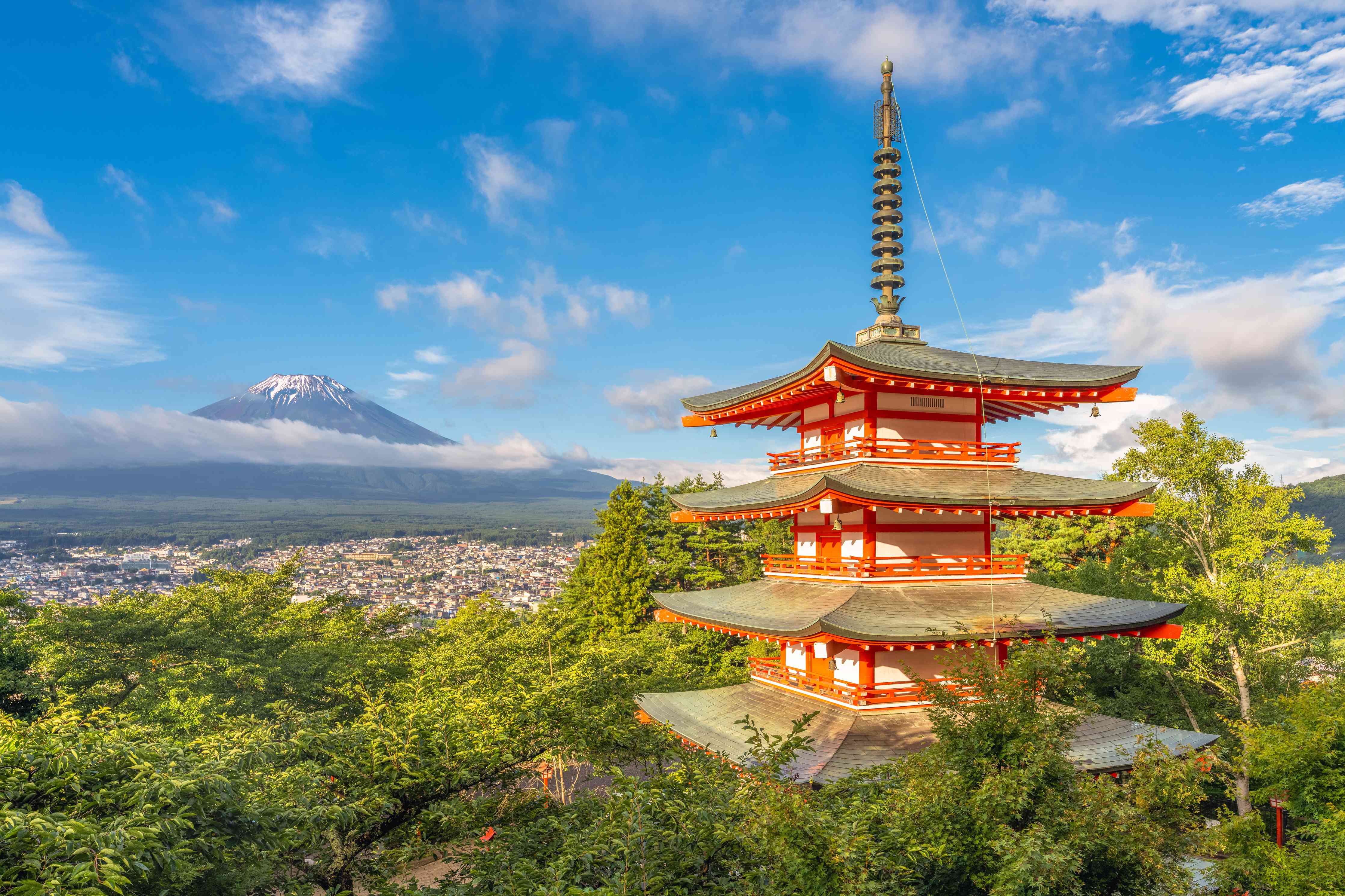 Wandverkleidung Wohnzimmer-Traditioneller japanischer Pagoden-Turm mit Mount Fuji im Hintergrund
