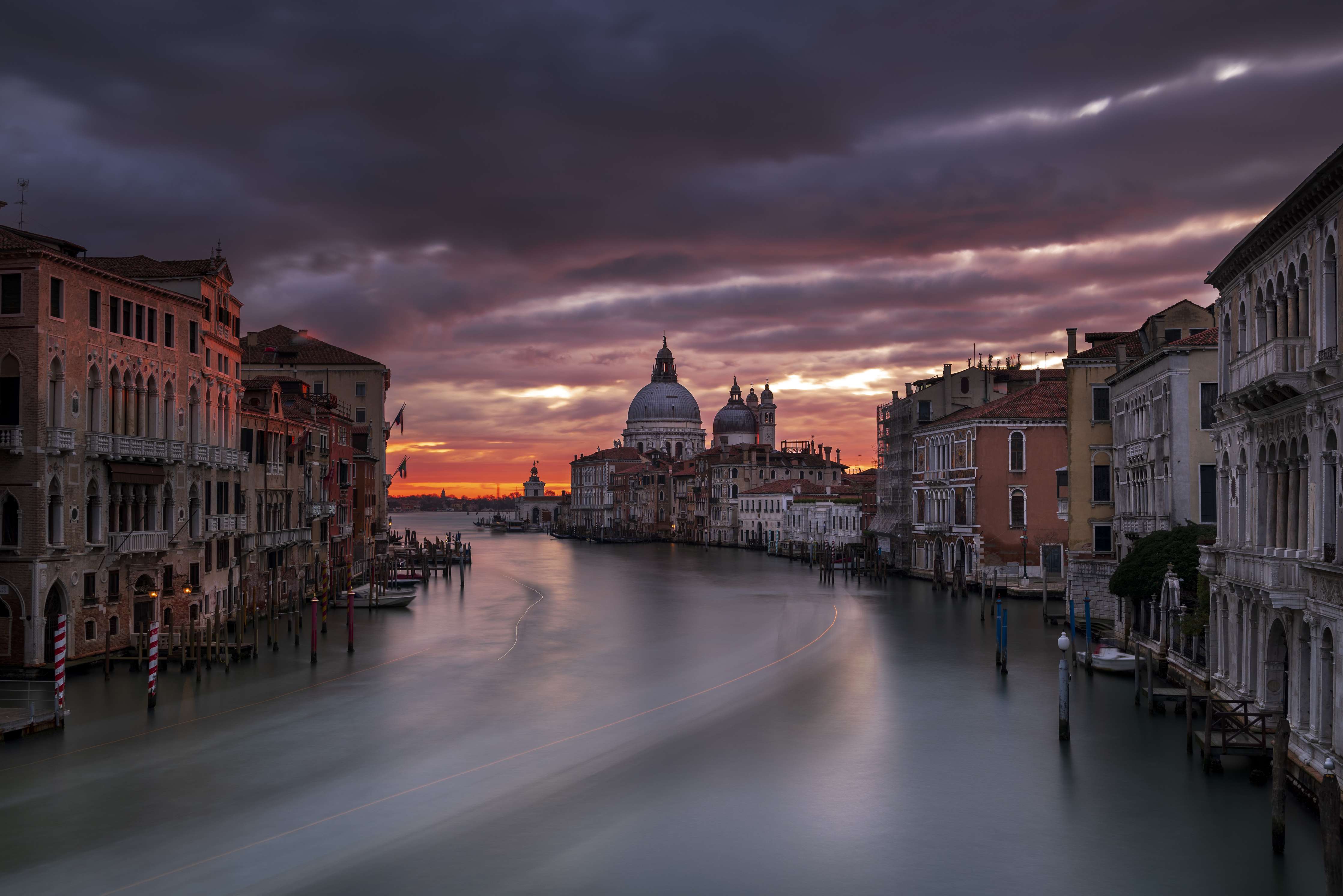 Wandverkleidung Wohnzimmer-Venetian Sunset Over Canal
