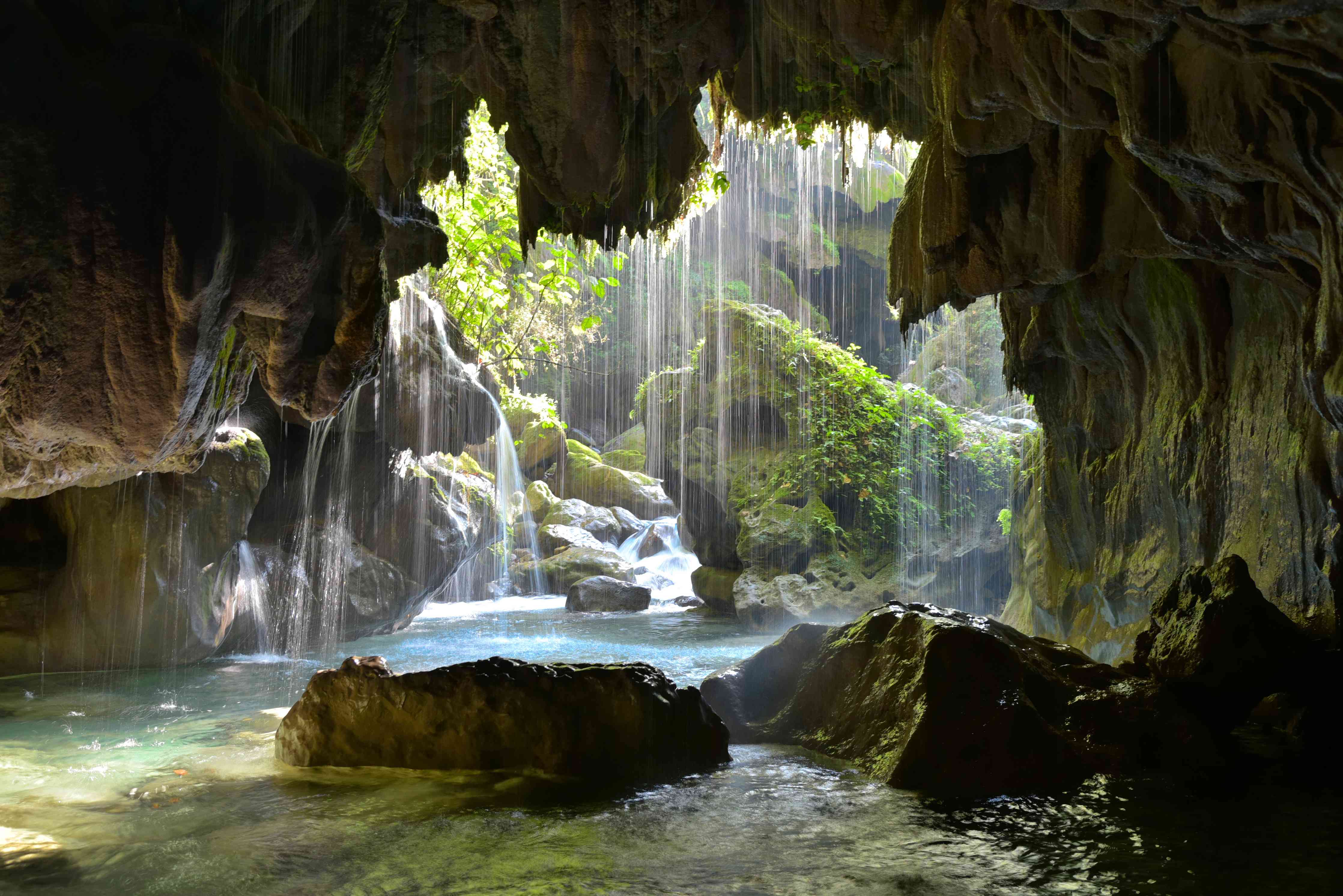 Wandverkleidung Wohnzimmer-Versteckte Tropfsteinhöhle mit Wasserfall