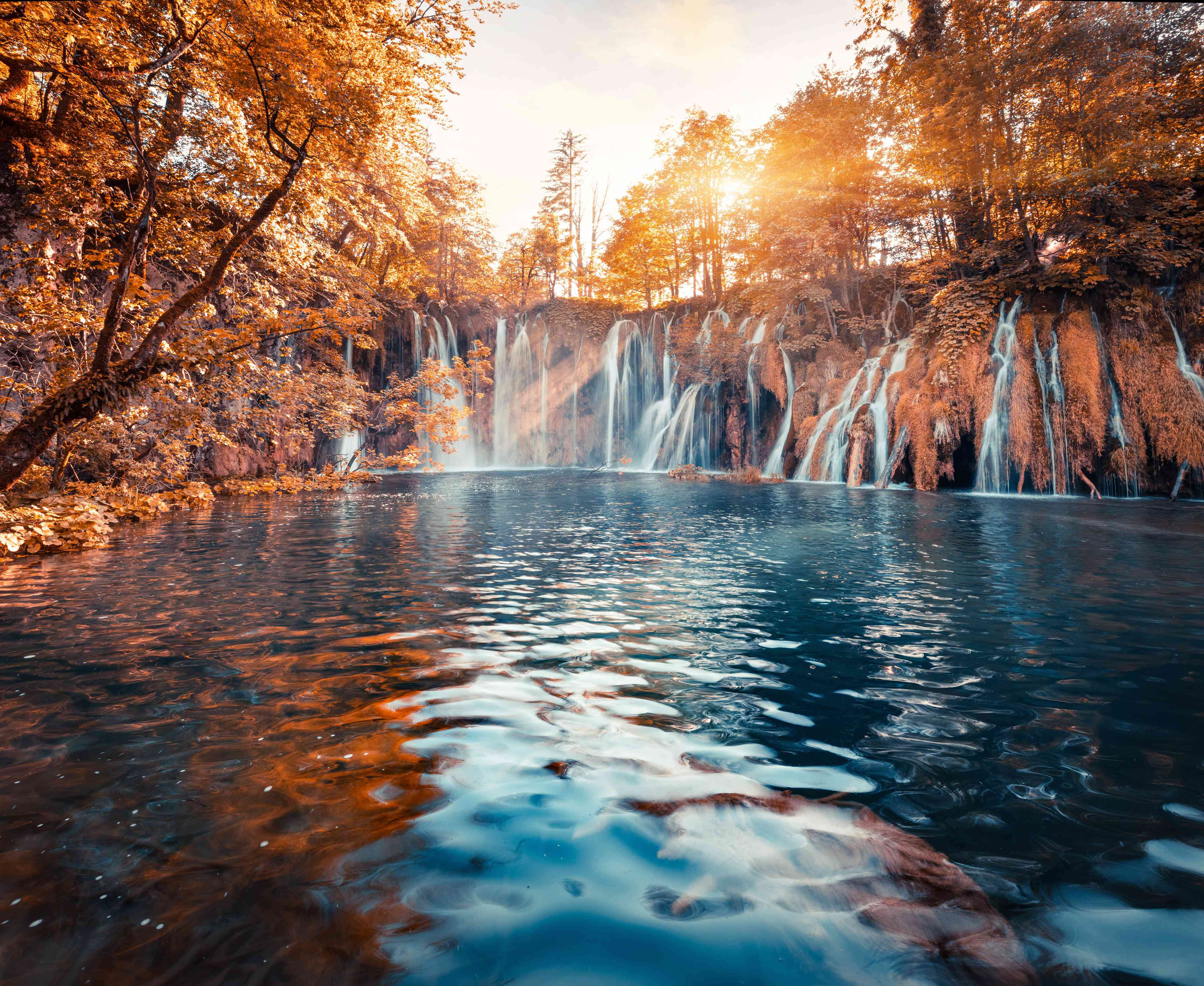 Wandverkleidung Wohnzimmer-Verzaubernder Wasserfall im Herbstlicht
