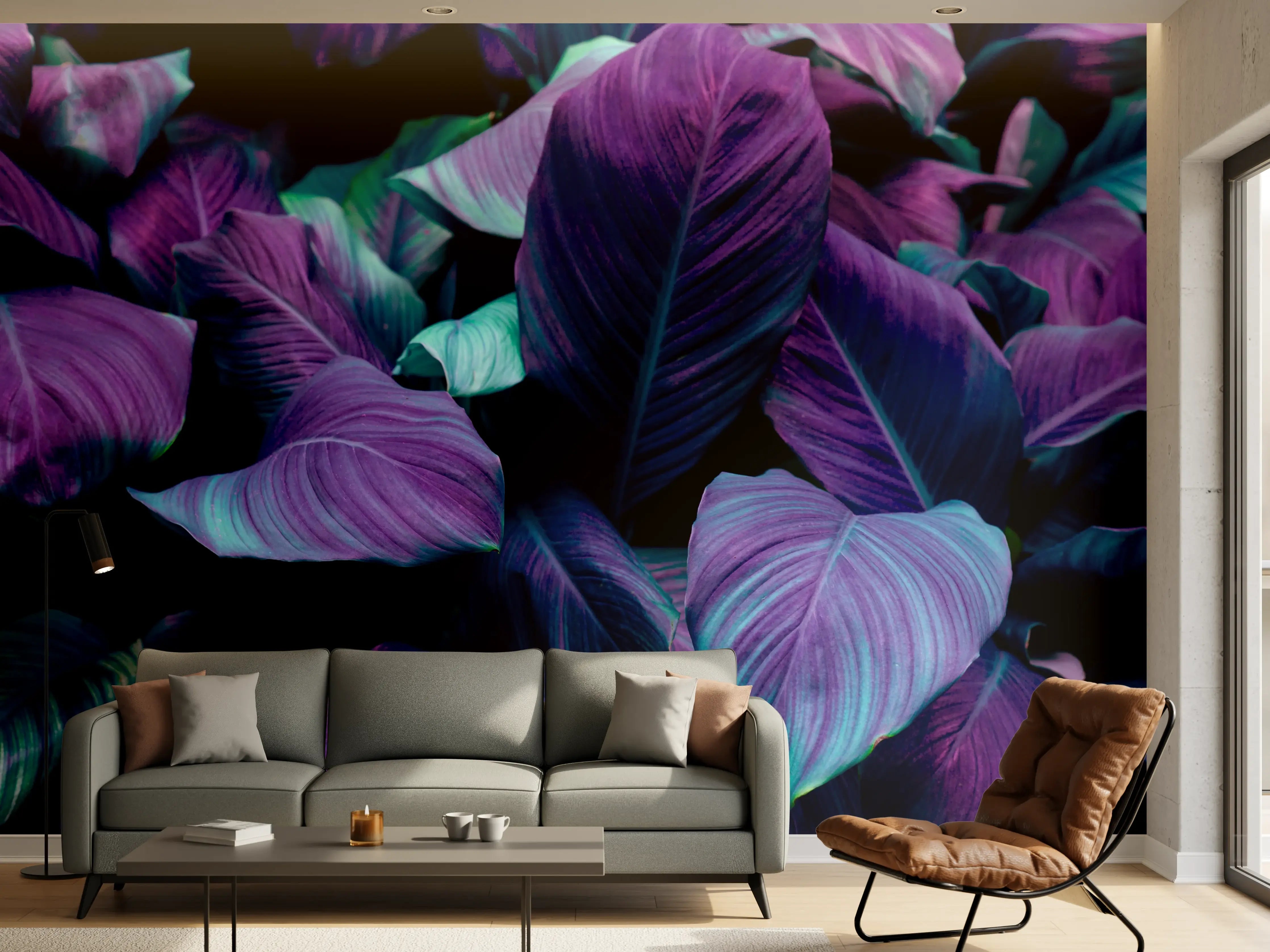 Wandverkleidung Wohnzimmer - Violette Blätter im Dunkel