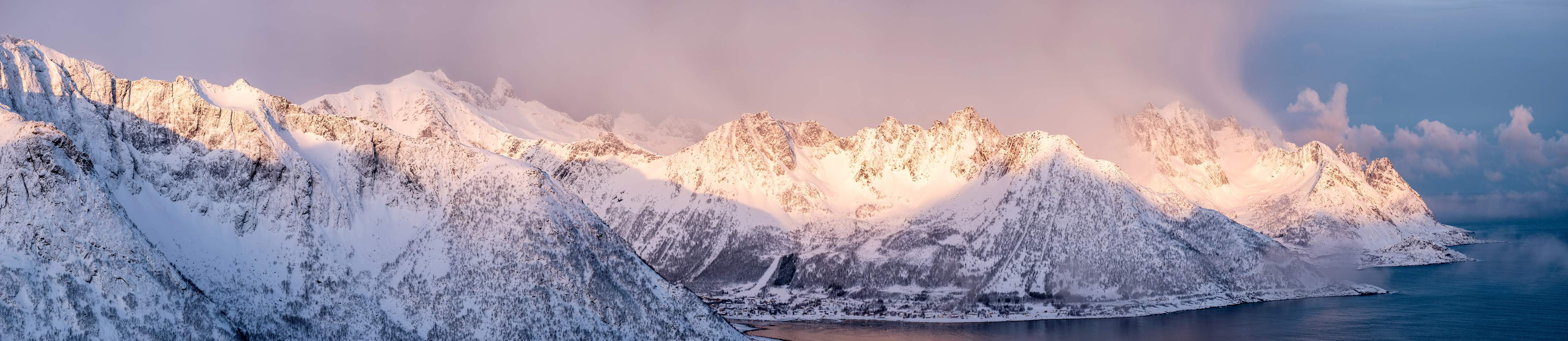 Wandverkleidung Wohnzimmer-Weiß-Grau-Blau Bergpanorama Norwegen