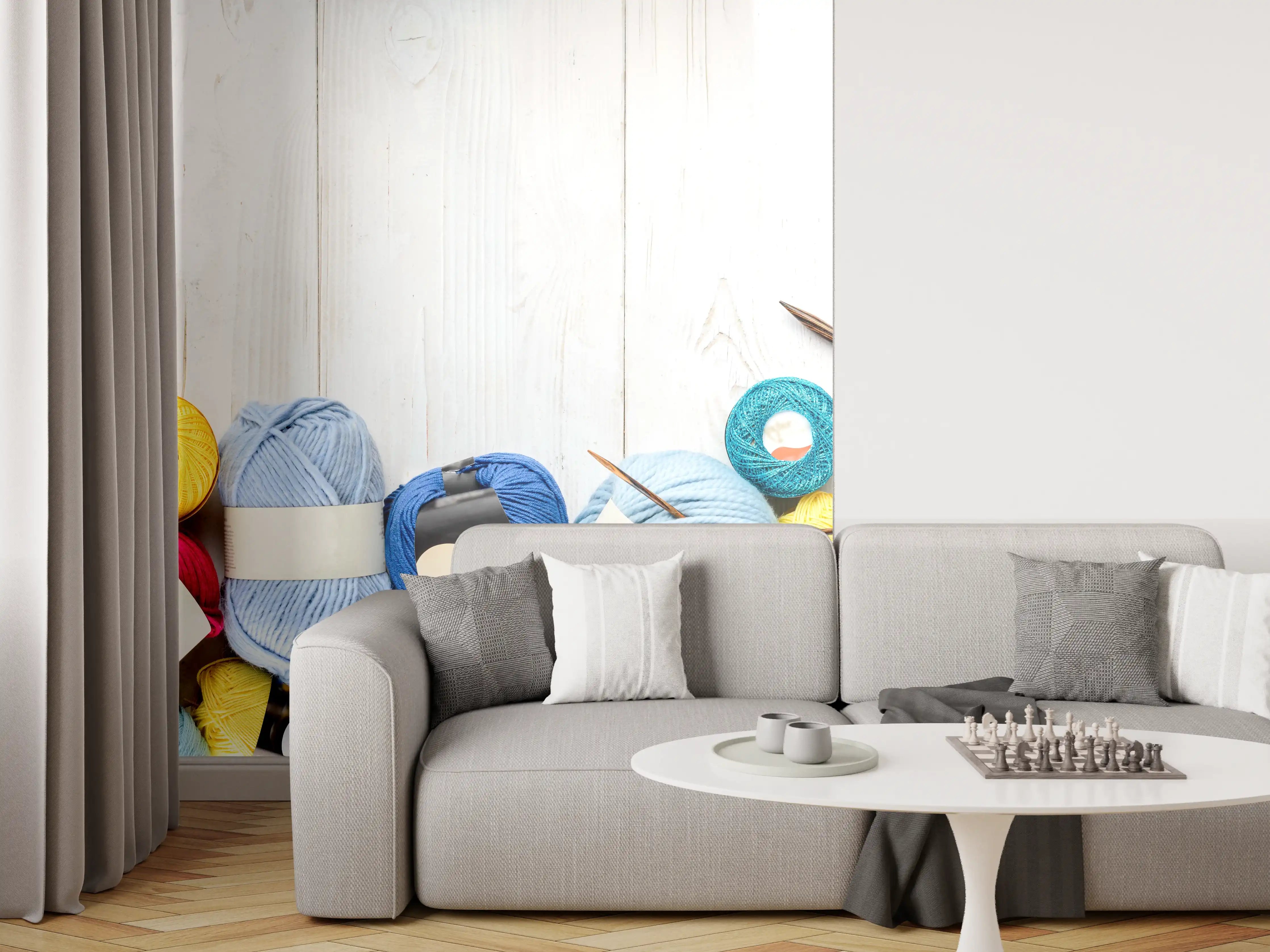 Wandverkleidung Wohnzimmer - Wolle und Stricknadeln auf Holzhintergrund