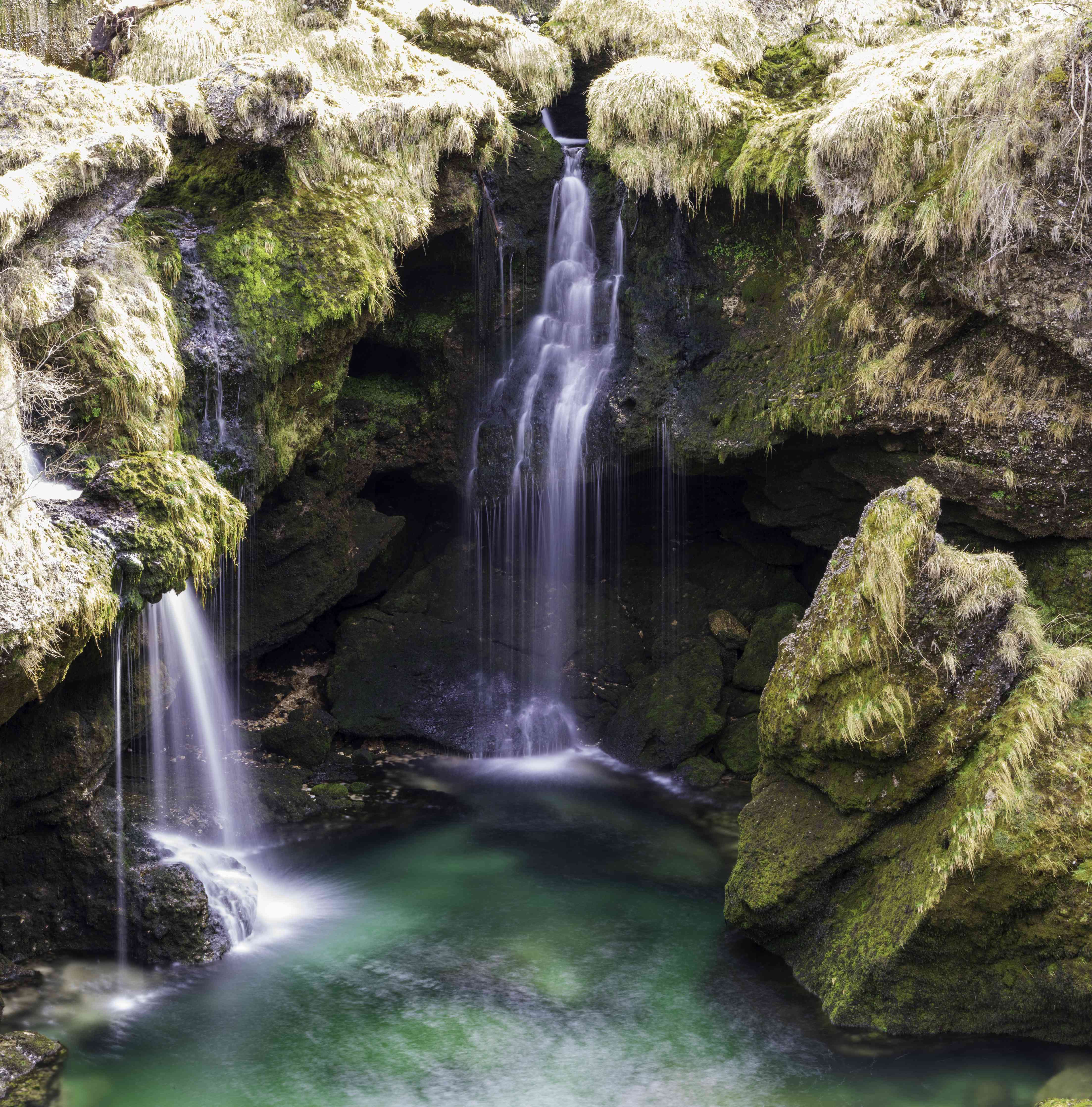Wandverkleidung Wohnzimmer-Zauberhafte Wasserfallkulisse in der Natur