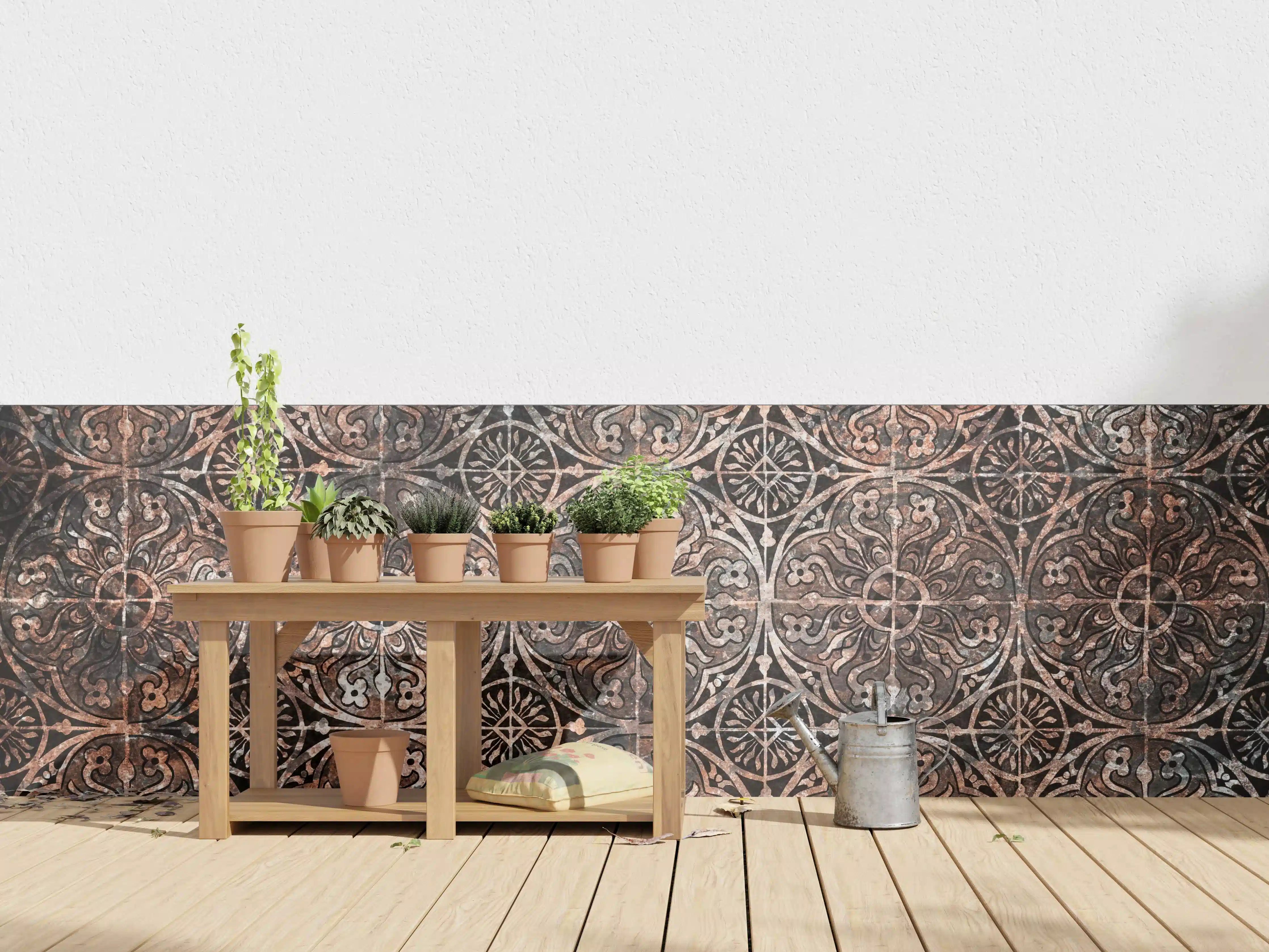 Wandverkleidung außen - Antike Fliesen mit kunstvollem Ornament in dunklen Tönen