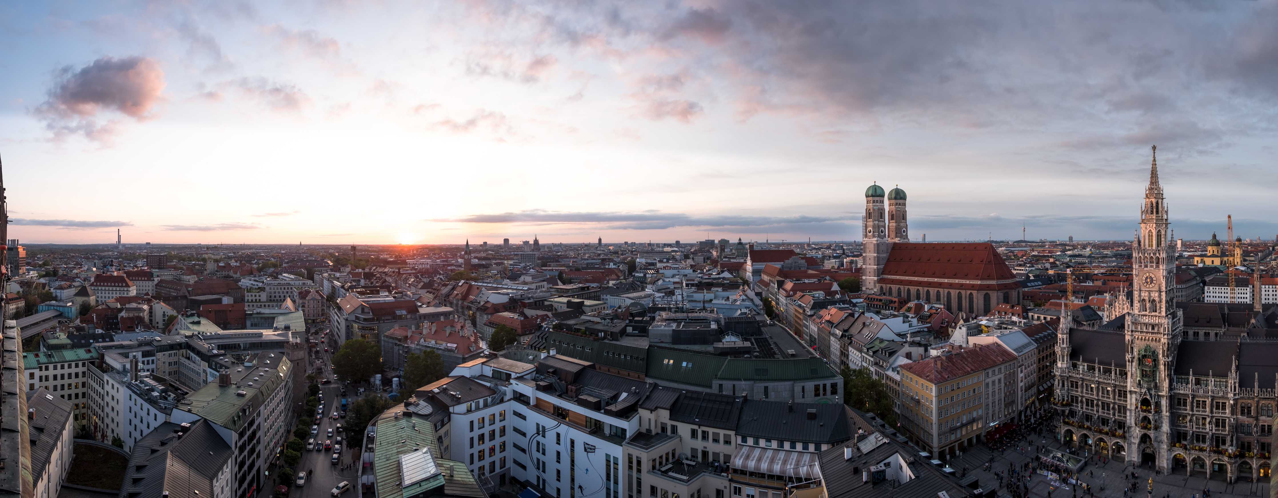 Wandverkleidung außen-Aussicht über München mit Frauenkirche und Rathaus