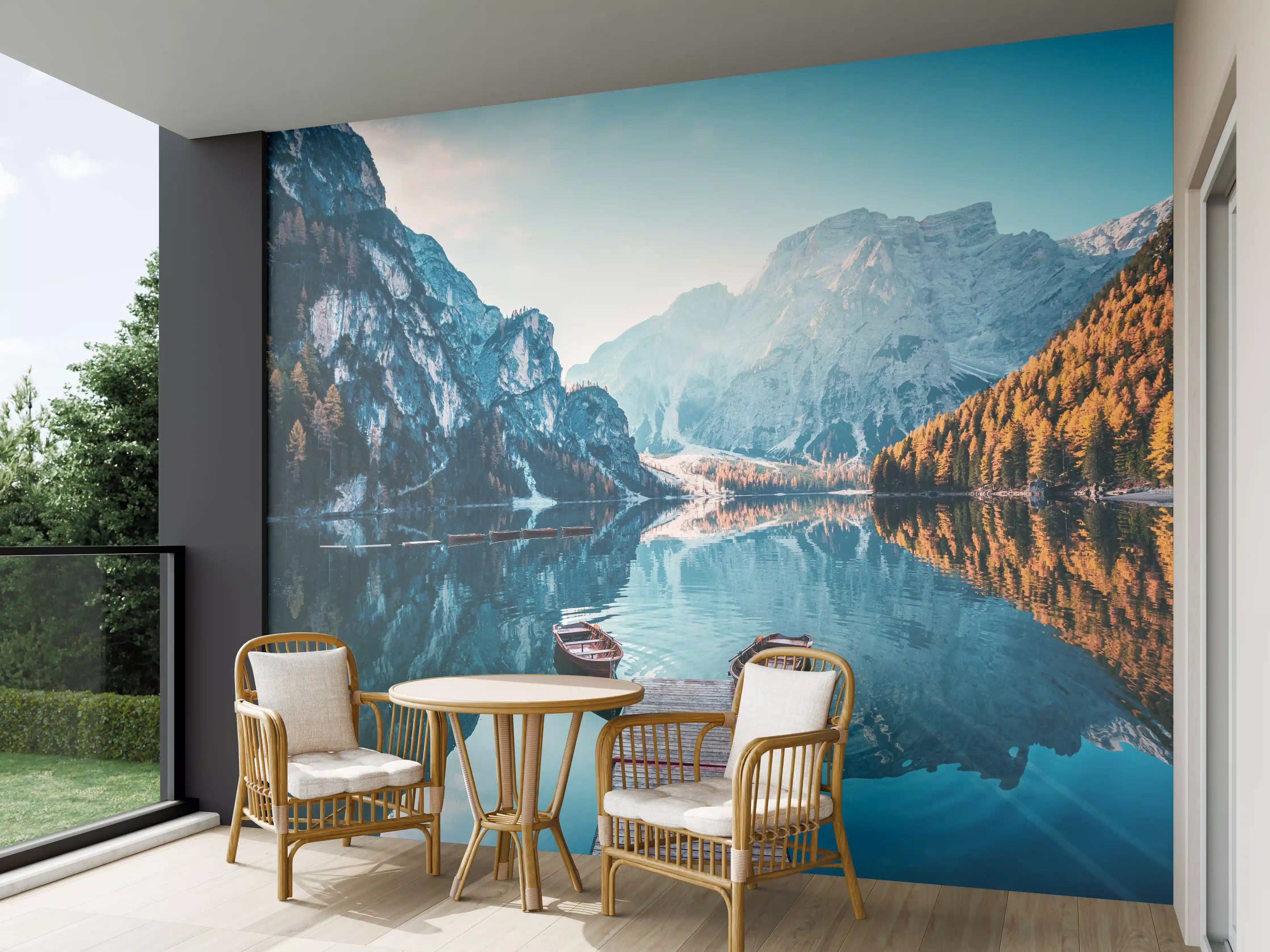Wandverkleidung außen - Boote auf dem Pragser Wildsee in den Dolomiten