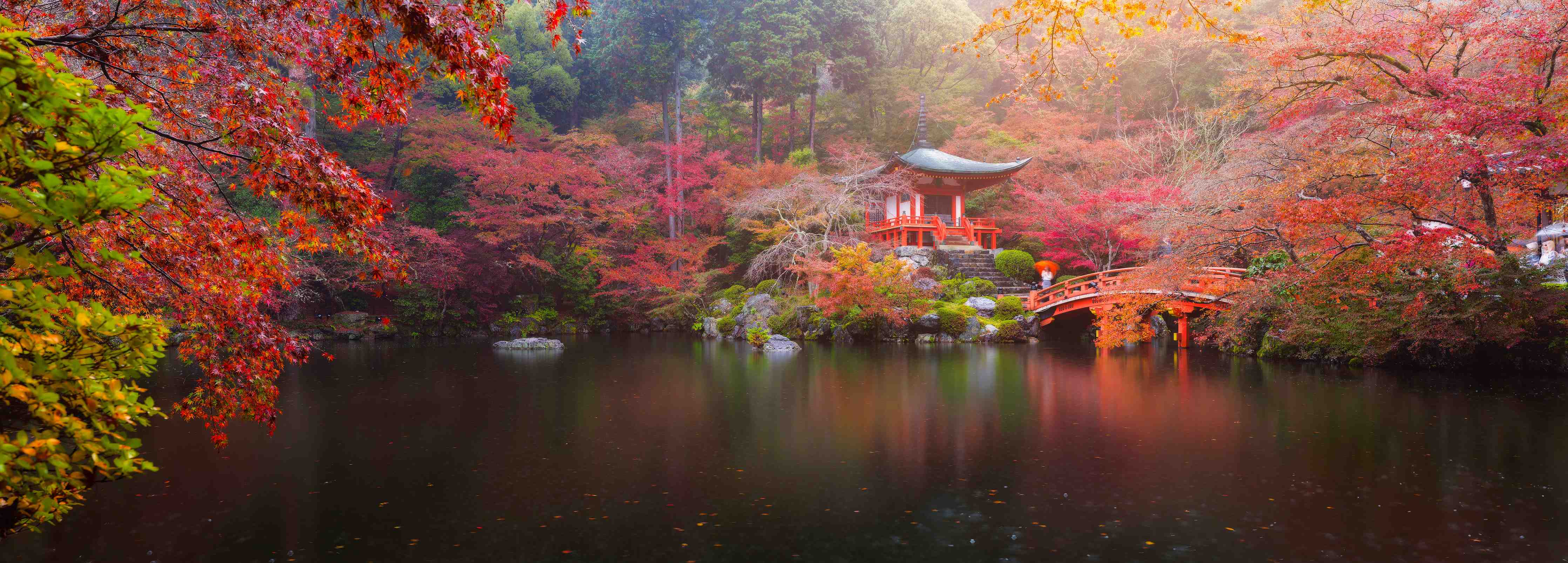 Wandverkleidung außen-Daigo-ji-Tempel im Herbst