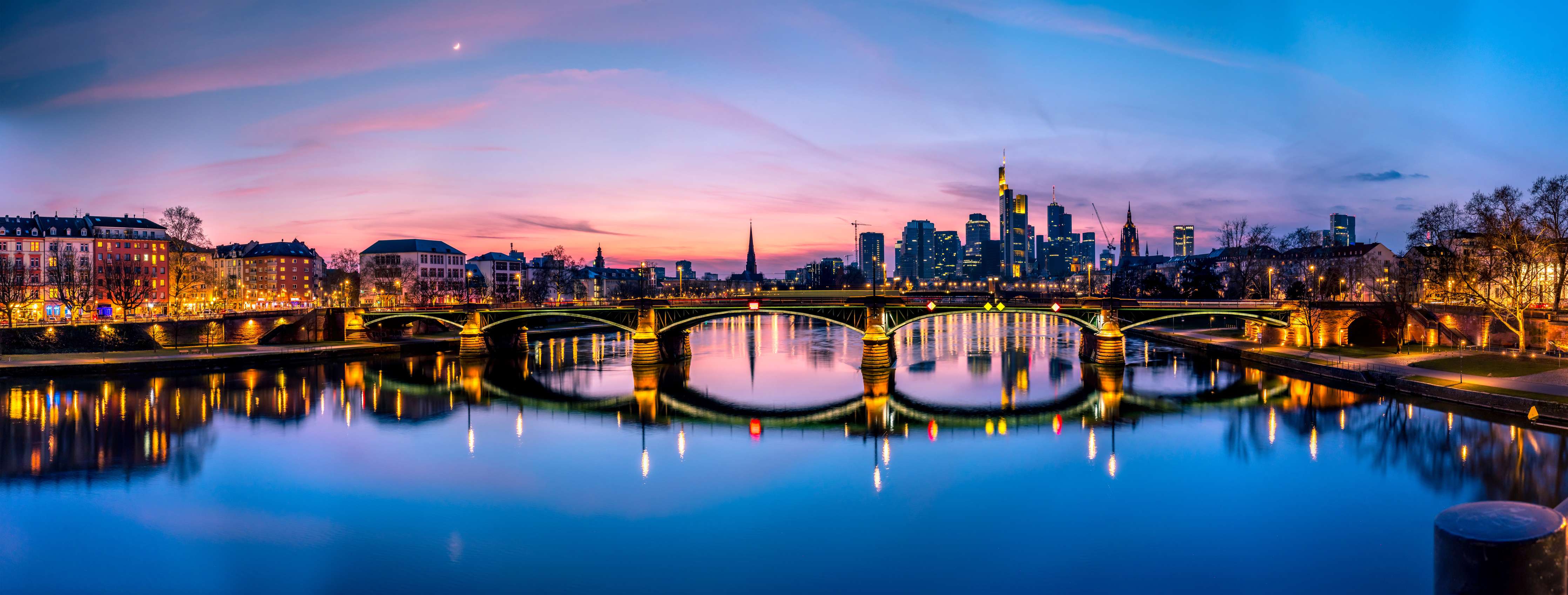 Wandverkleidung außen-Frankfurt Skyline Wasserspiegelung