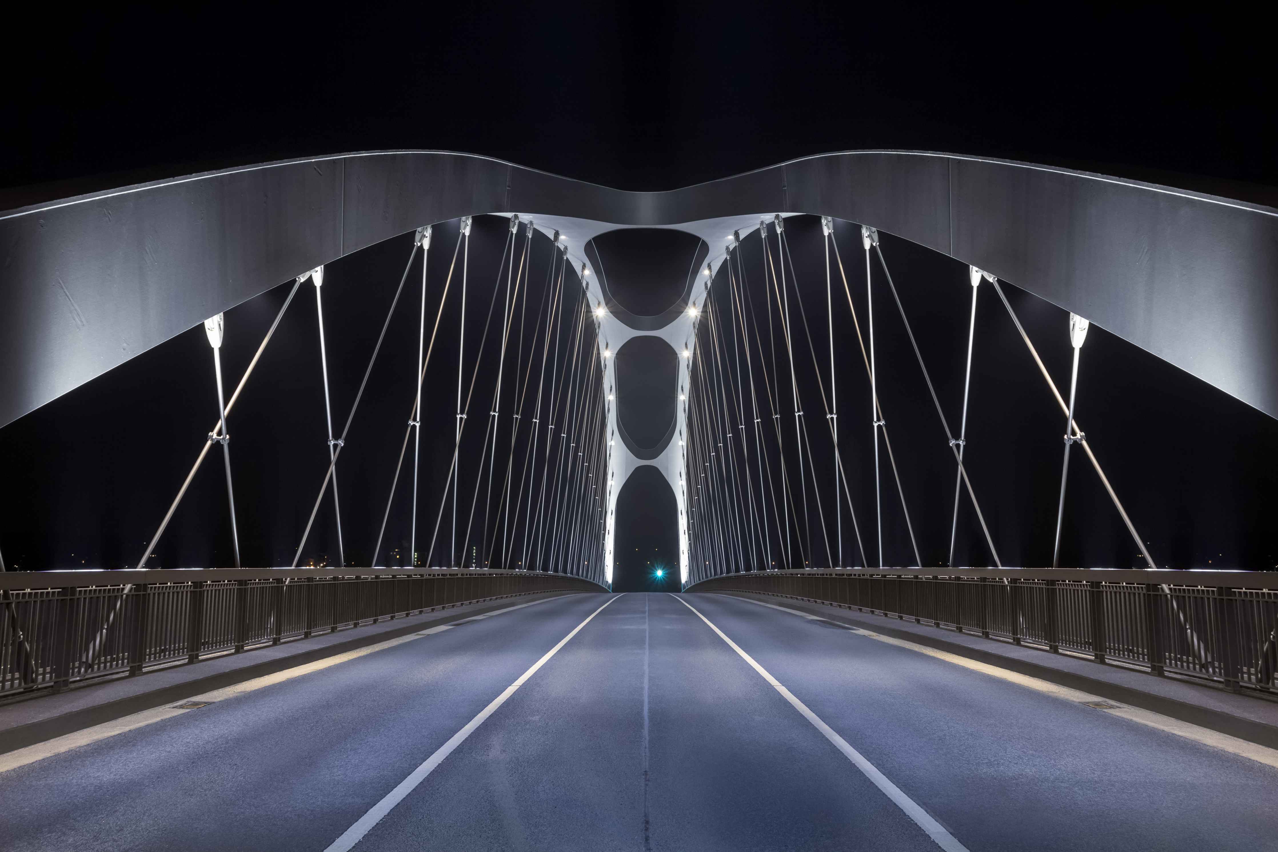 Wandverkleidung außen-Frankfurter Bogenbrücke bei Nacht