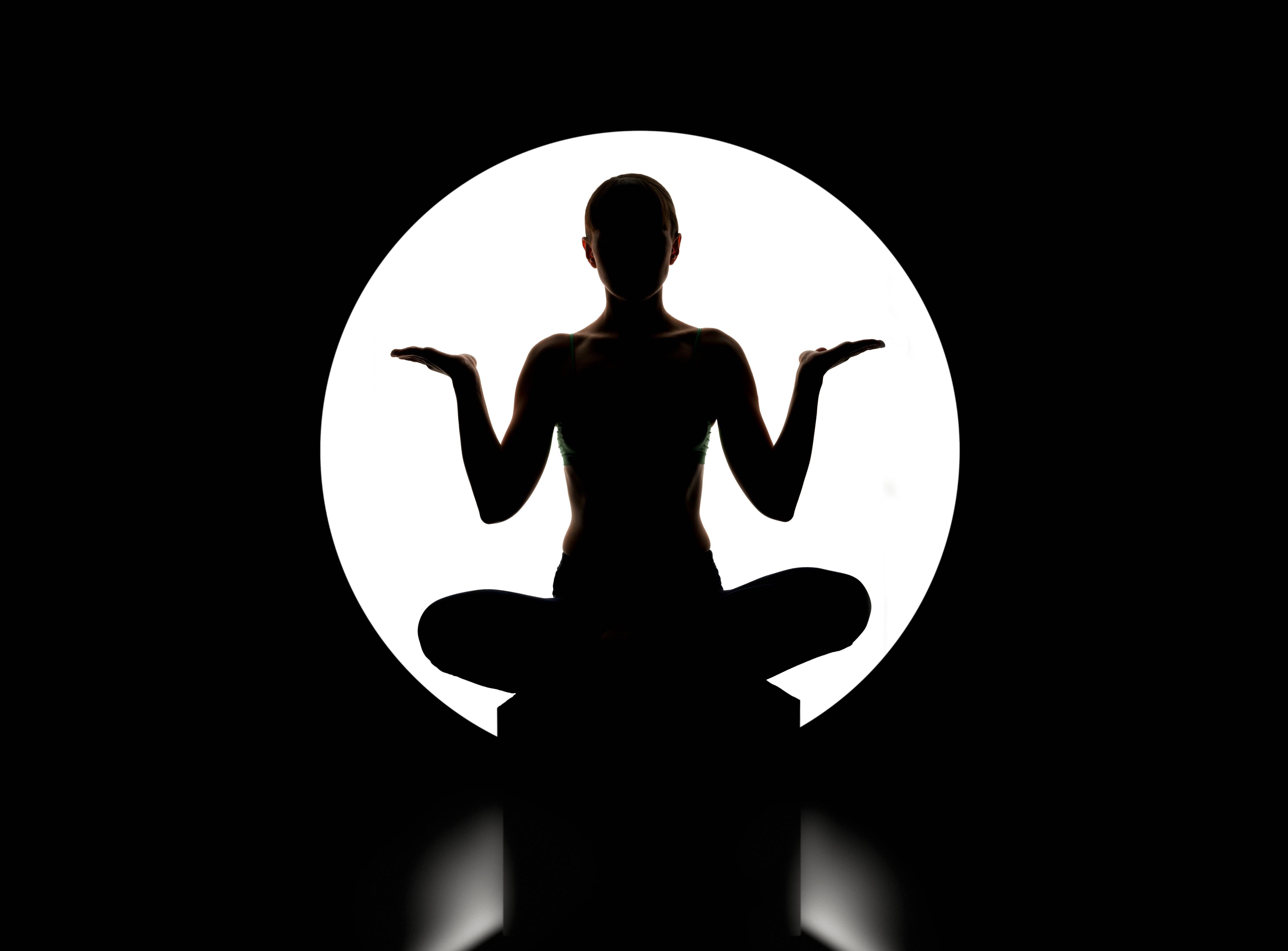 Wandverkleidung außen-Frau Silhouette sitzt in Yoga-Pose