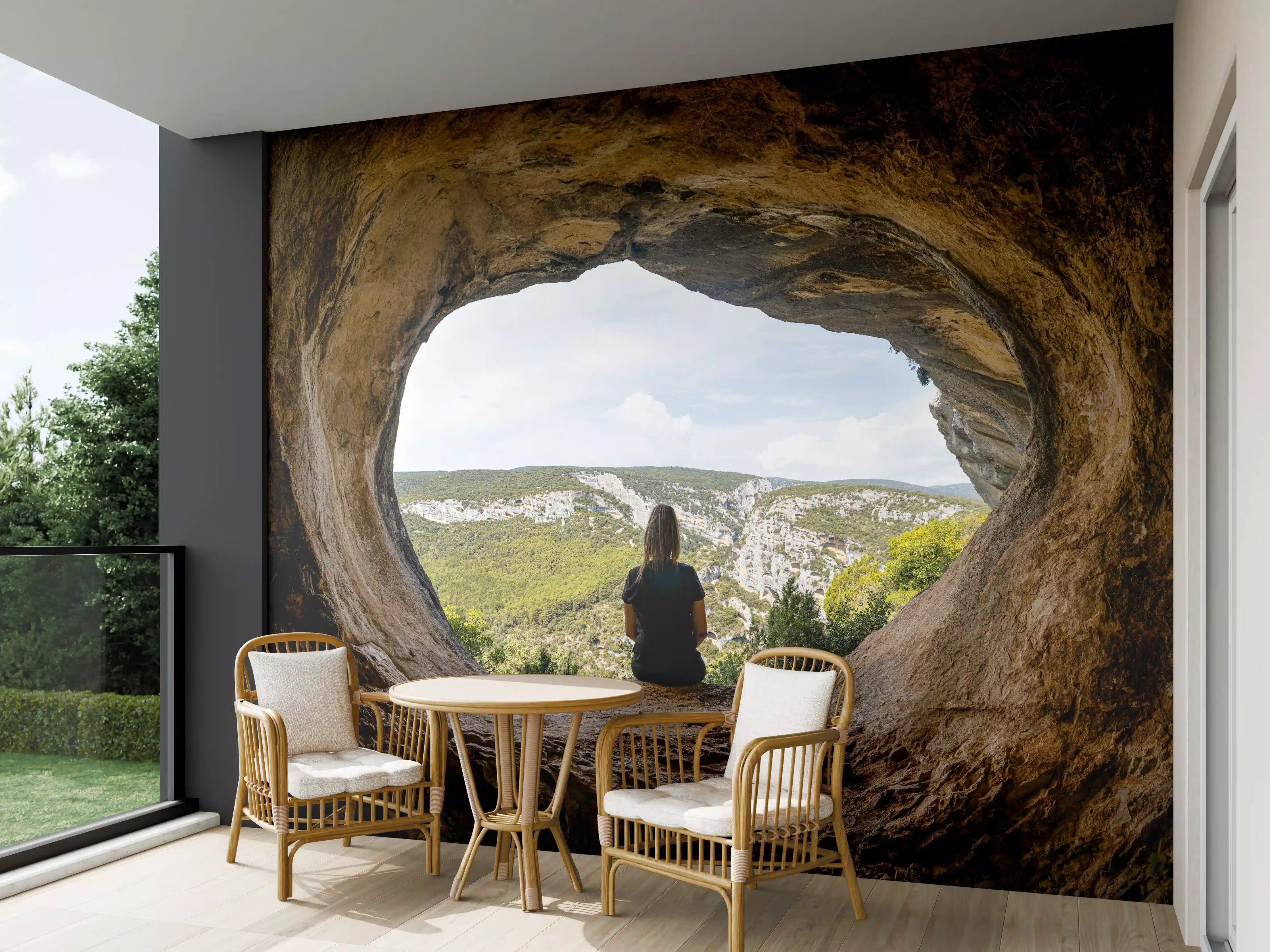 Wandverkleidung außen - Frau sitzend in Berghöhle mit Blick auf Landschaft
