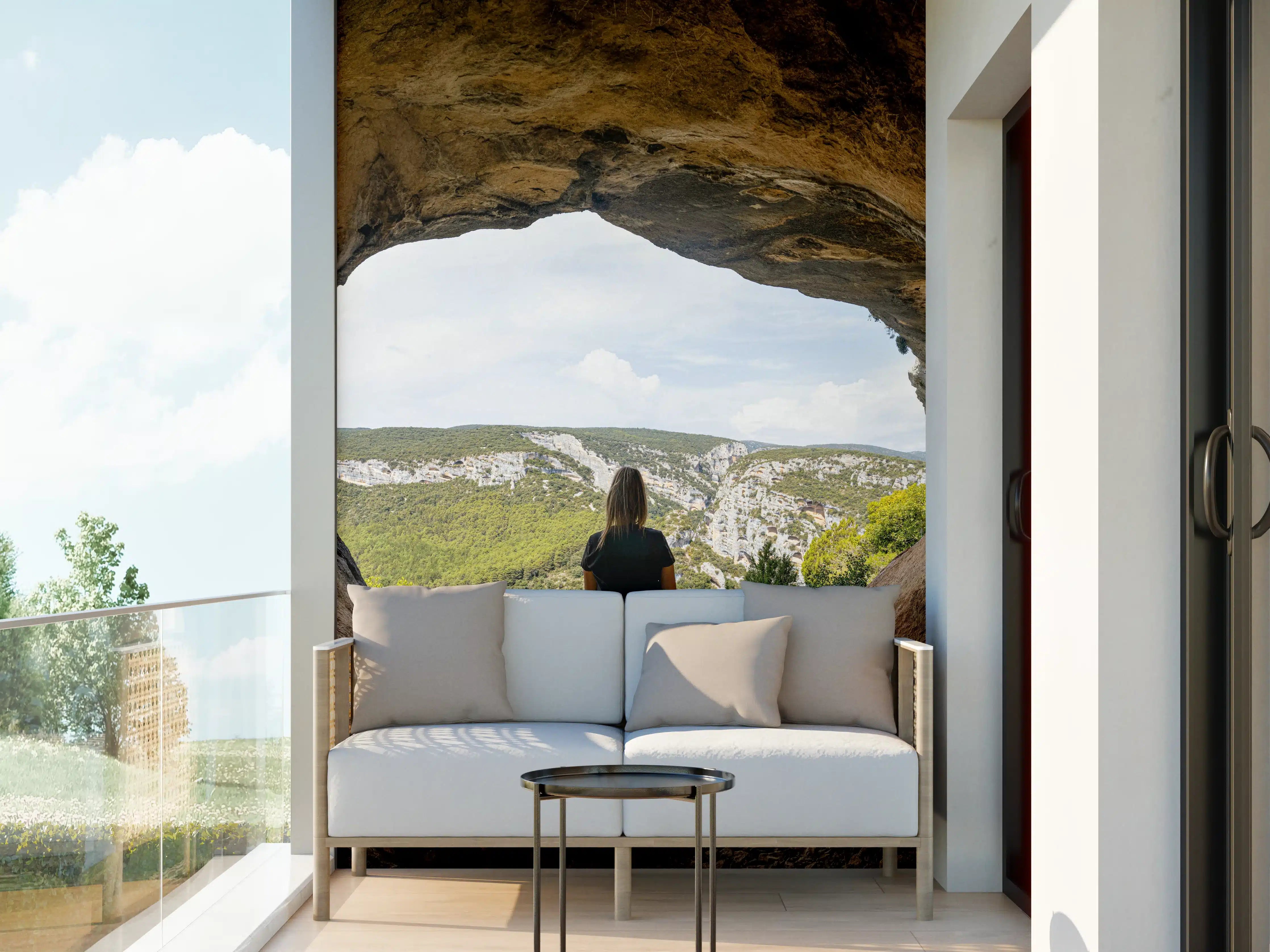 Wandverkleidung außen - Frau sitzend in Berghöhle mit Blick auf Landschaft