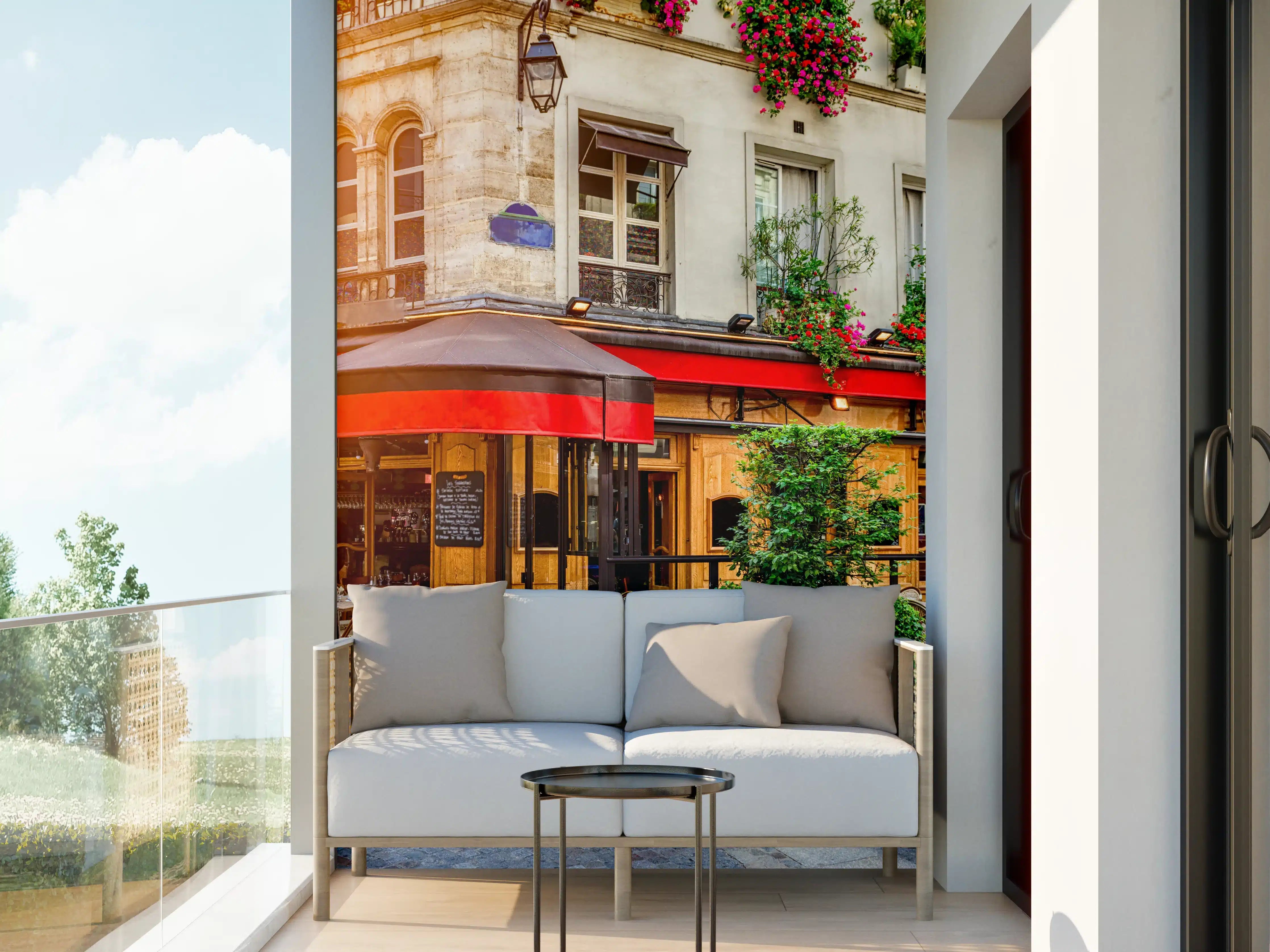 Wandverkleidung außen - Gemütliche Straße mit Tischen eines Cafés in Paris