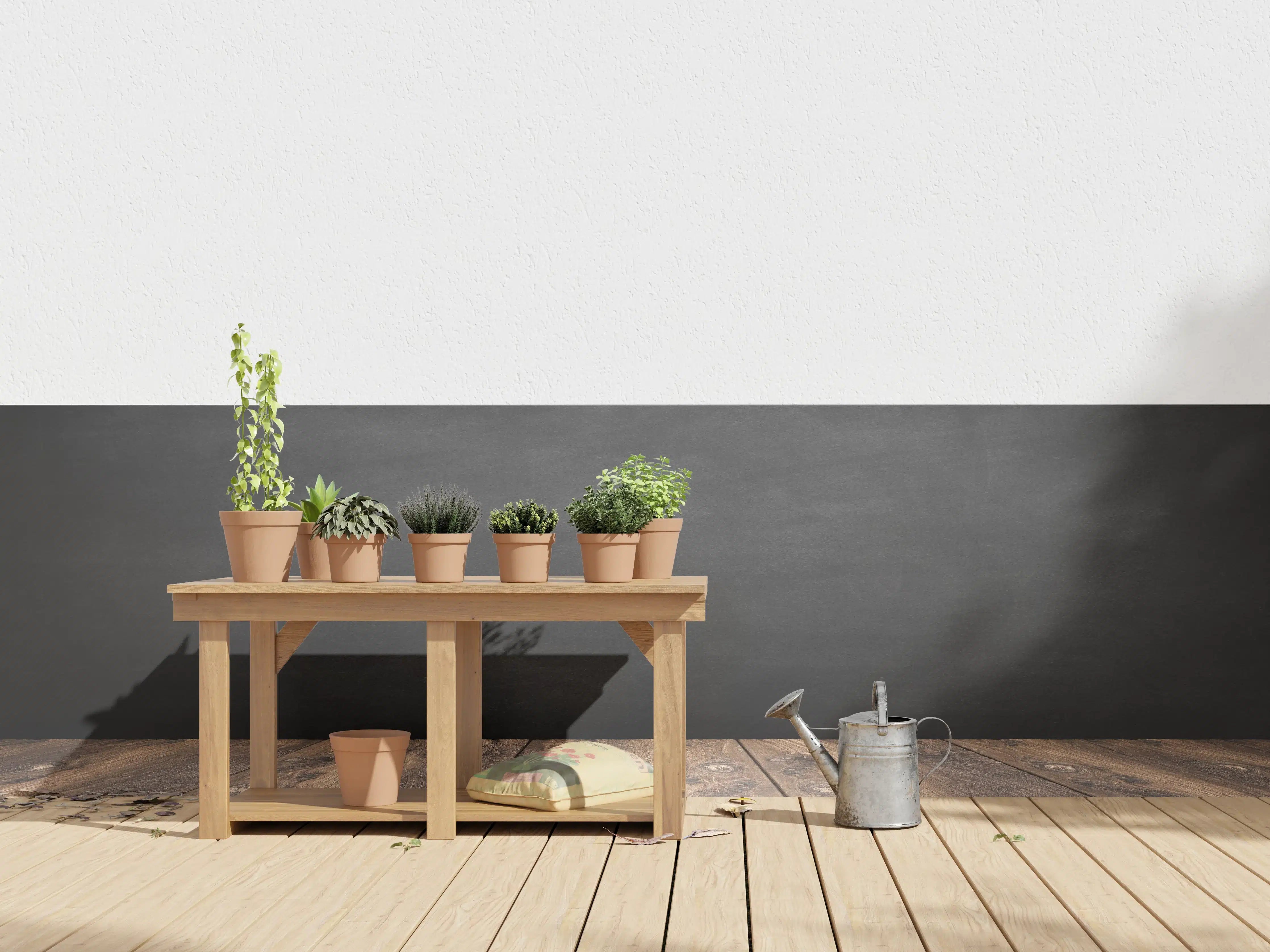 Wandverkleidung außen - Holztisch mit schwarzer Wandtafel