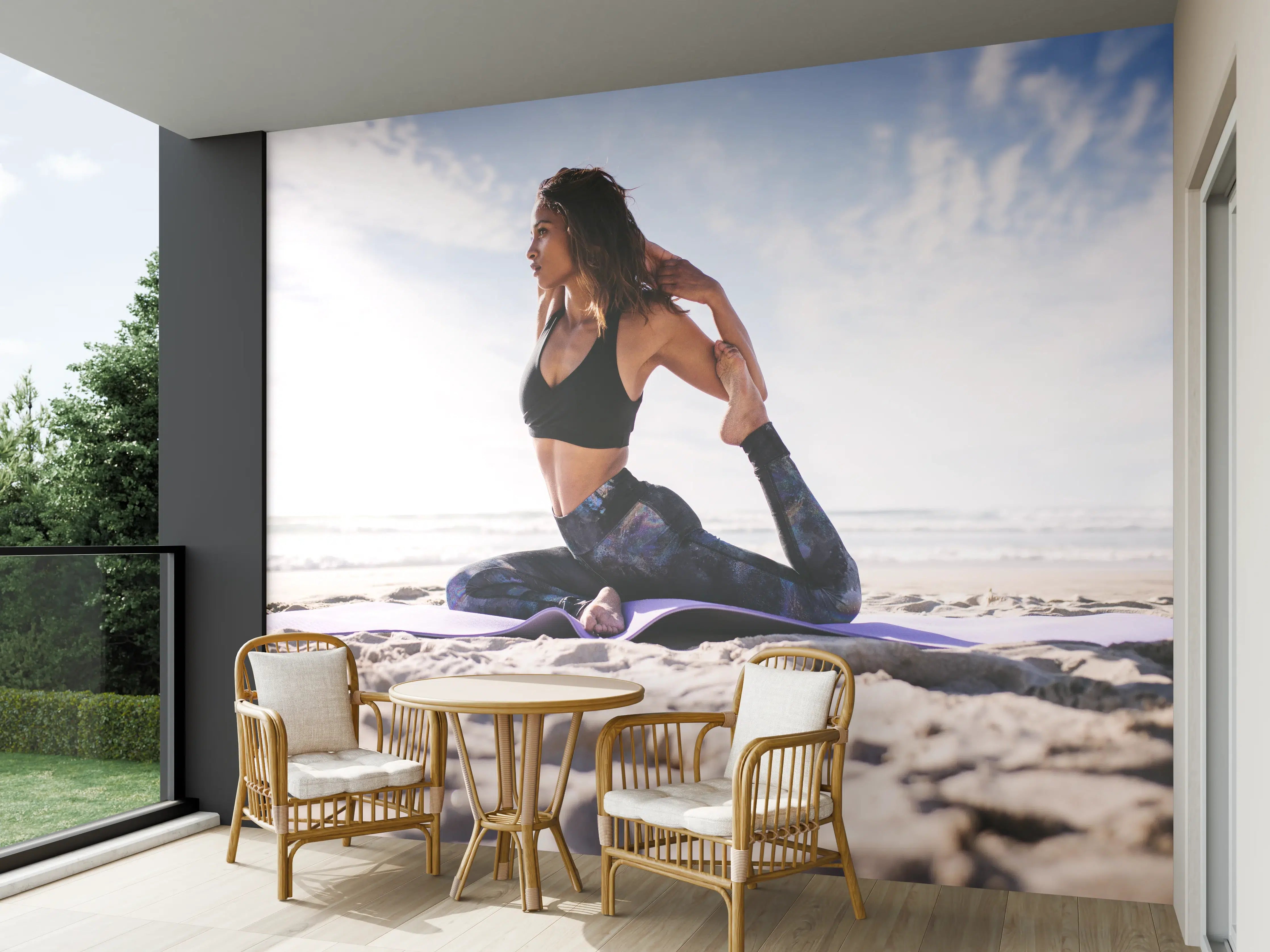Wandverkleidung außen - Junges Mädchen in King Pigeon Yoga Pose am Strand