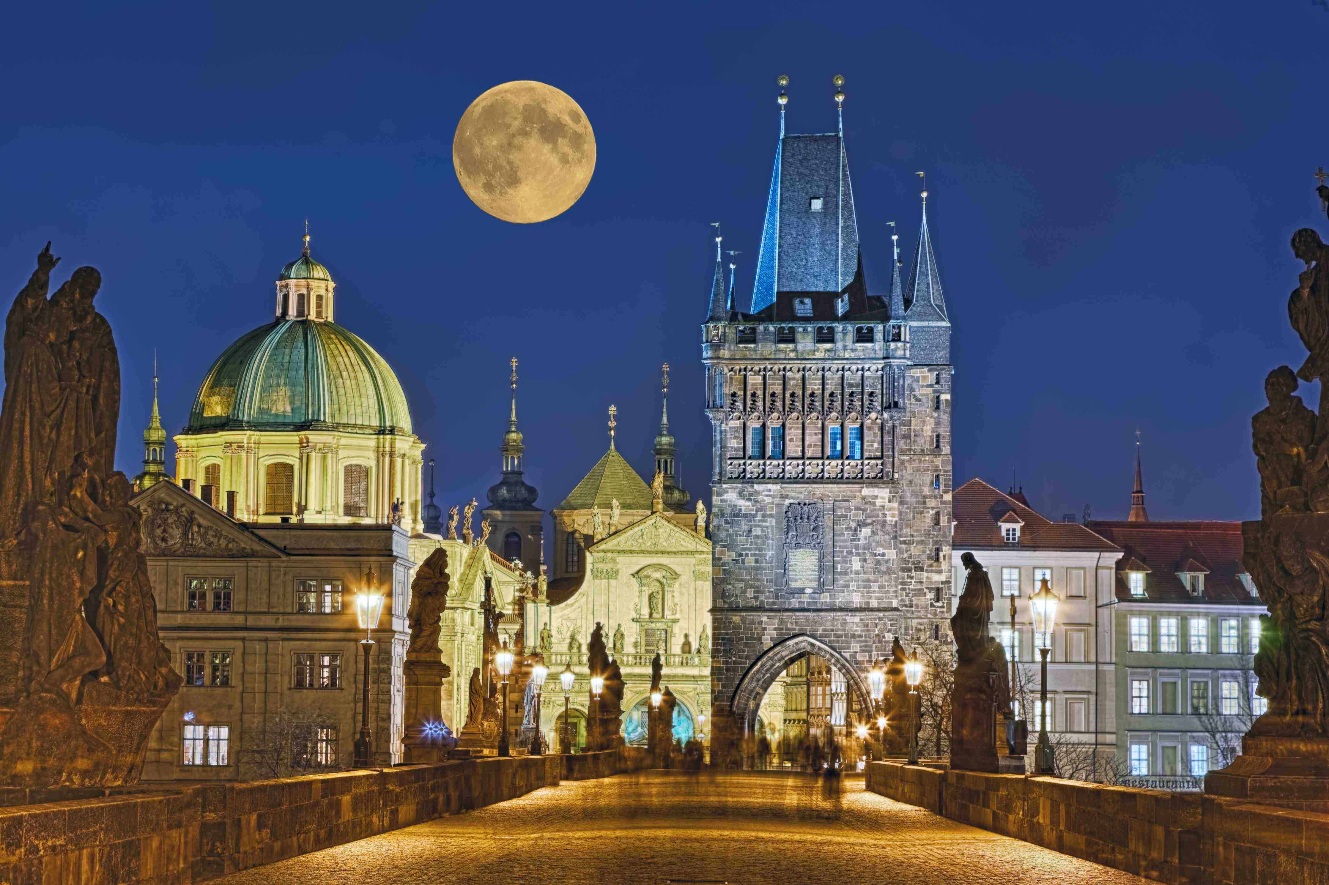 Wandverkleidung außen-Karlsbrücke Prag beleuchtet