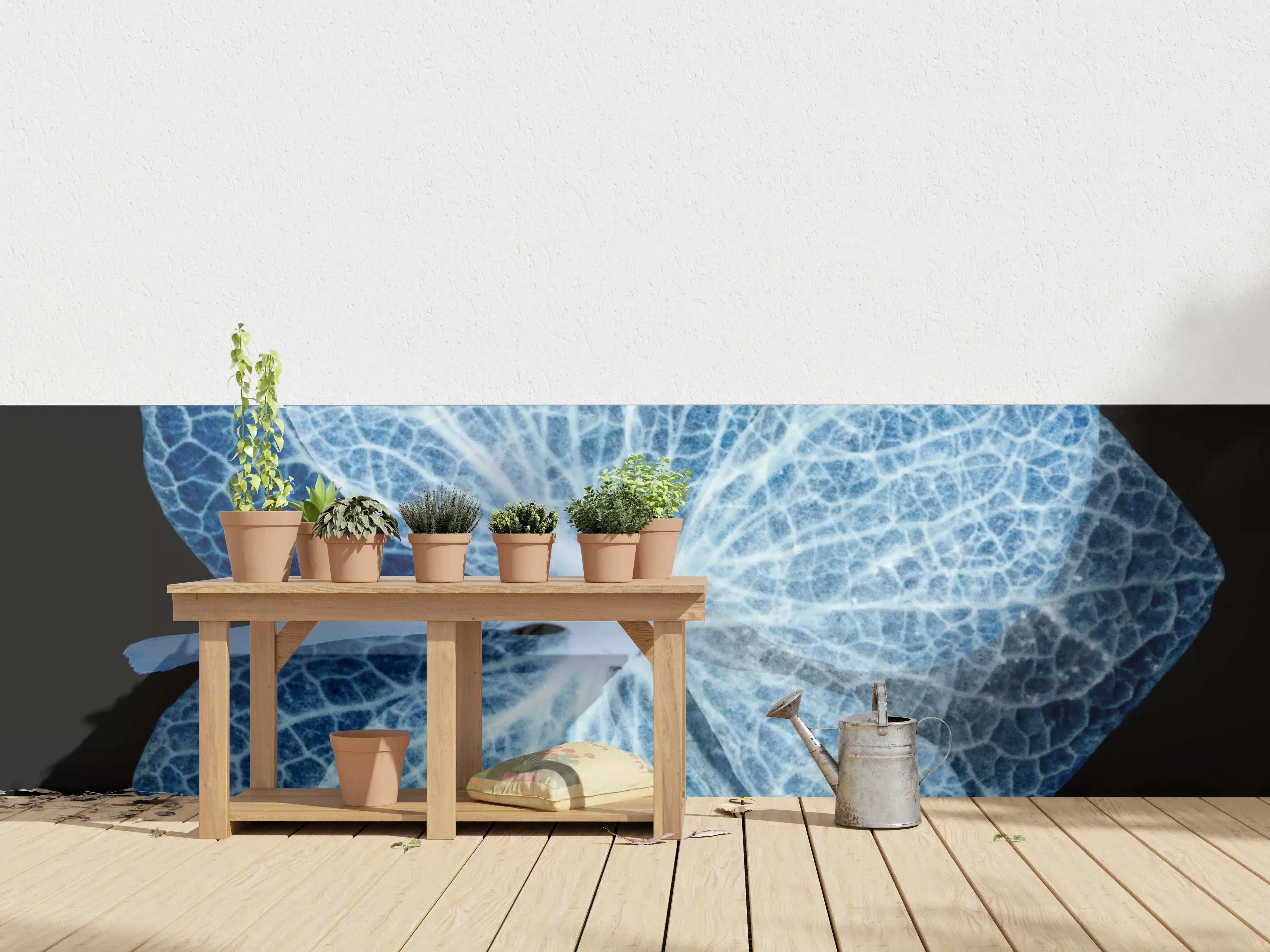 Wandverkleidung außen - Leuchtend blaue Hortensie mit reflektierender Oberfläche