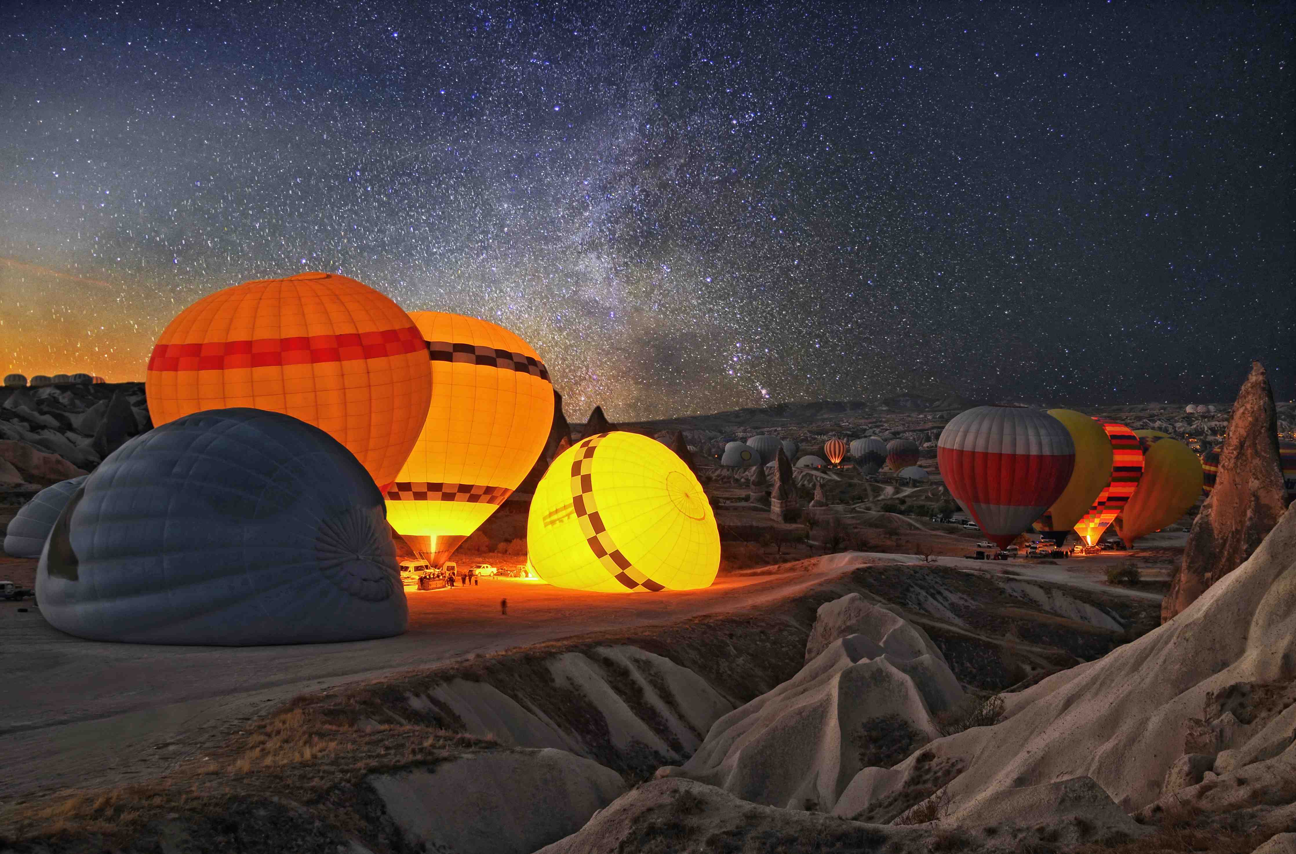 Wandverkleidung außen-Leuchtende Heißluftballons bei Nacht