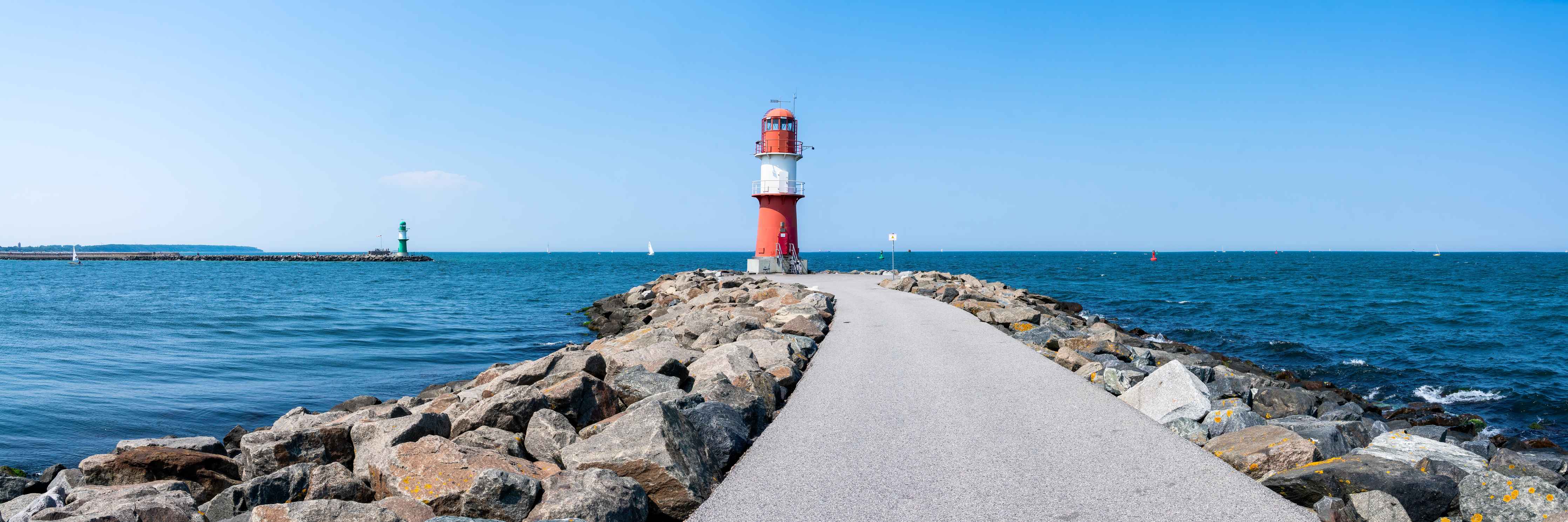 Wandverkleidung außen-Leuchtturm am Meer