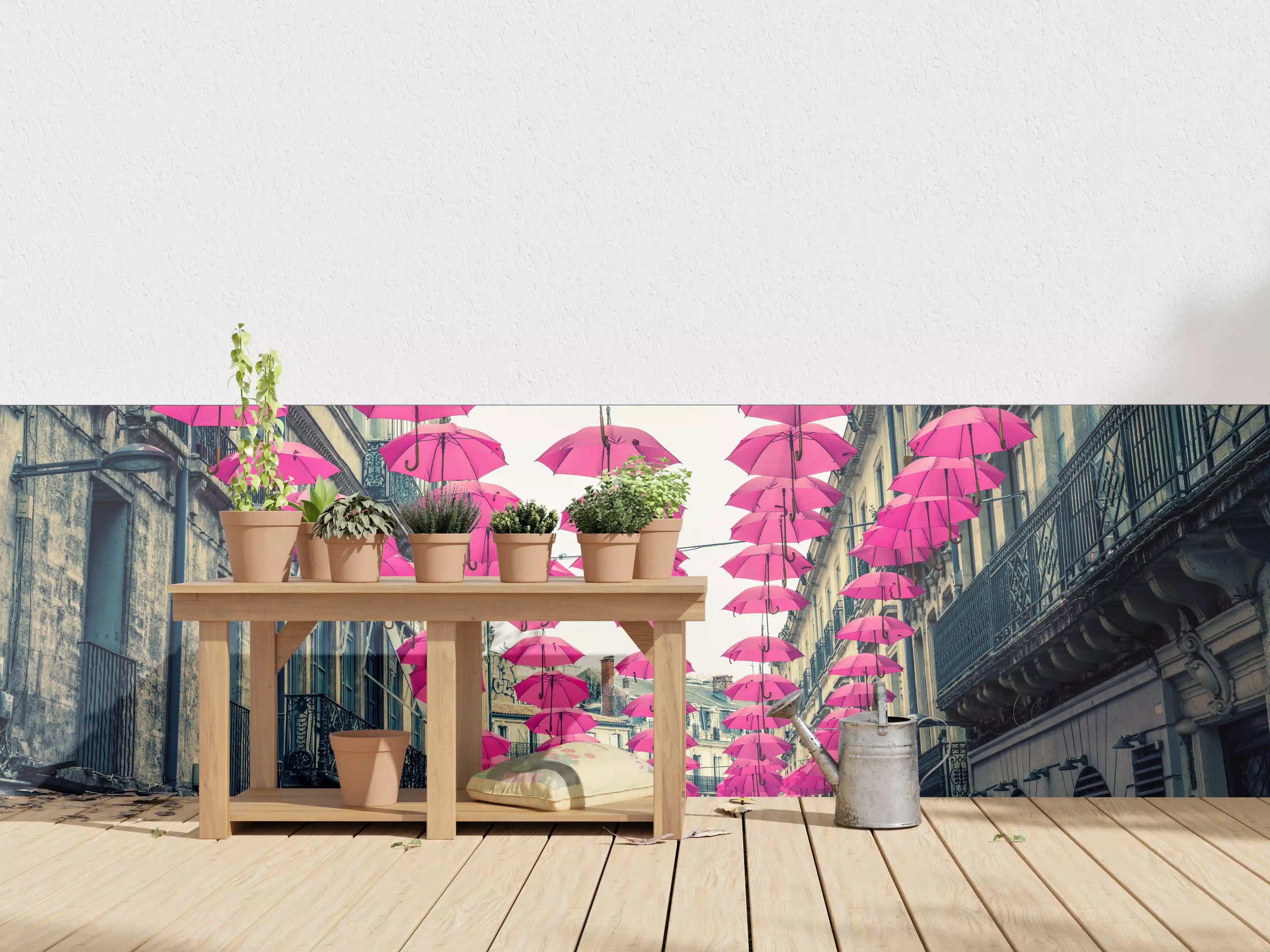 Wandverkleidung außen - Pinke Schirme Straßendekoration