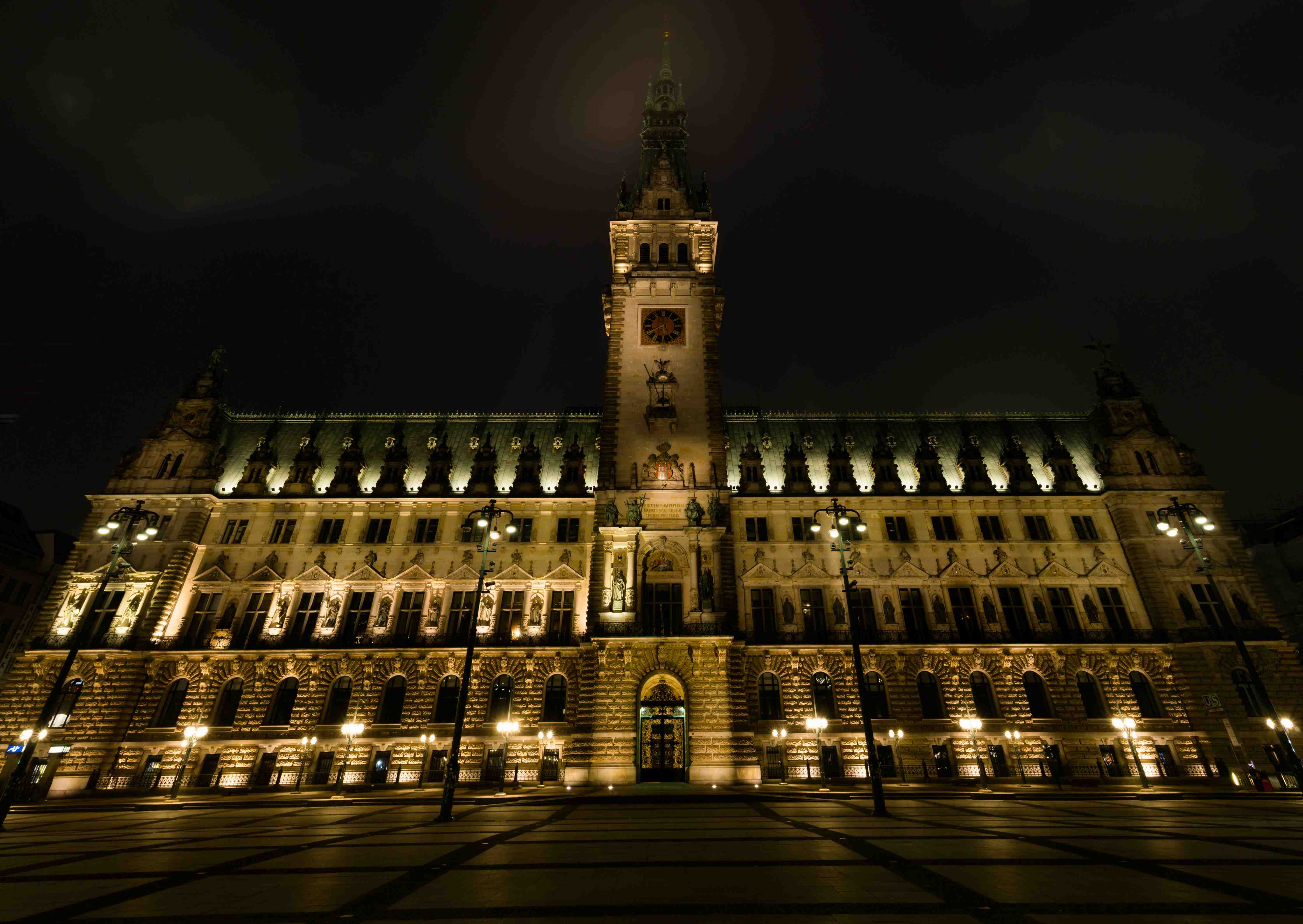 Wandverkleidung außen-Rathaus Hamburg bei Nacht