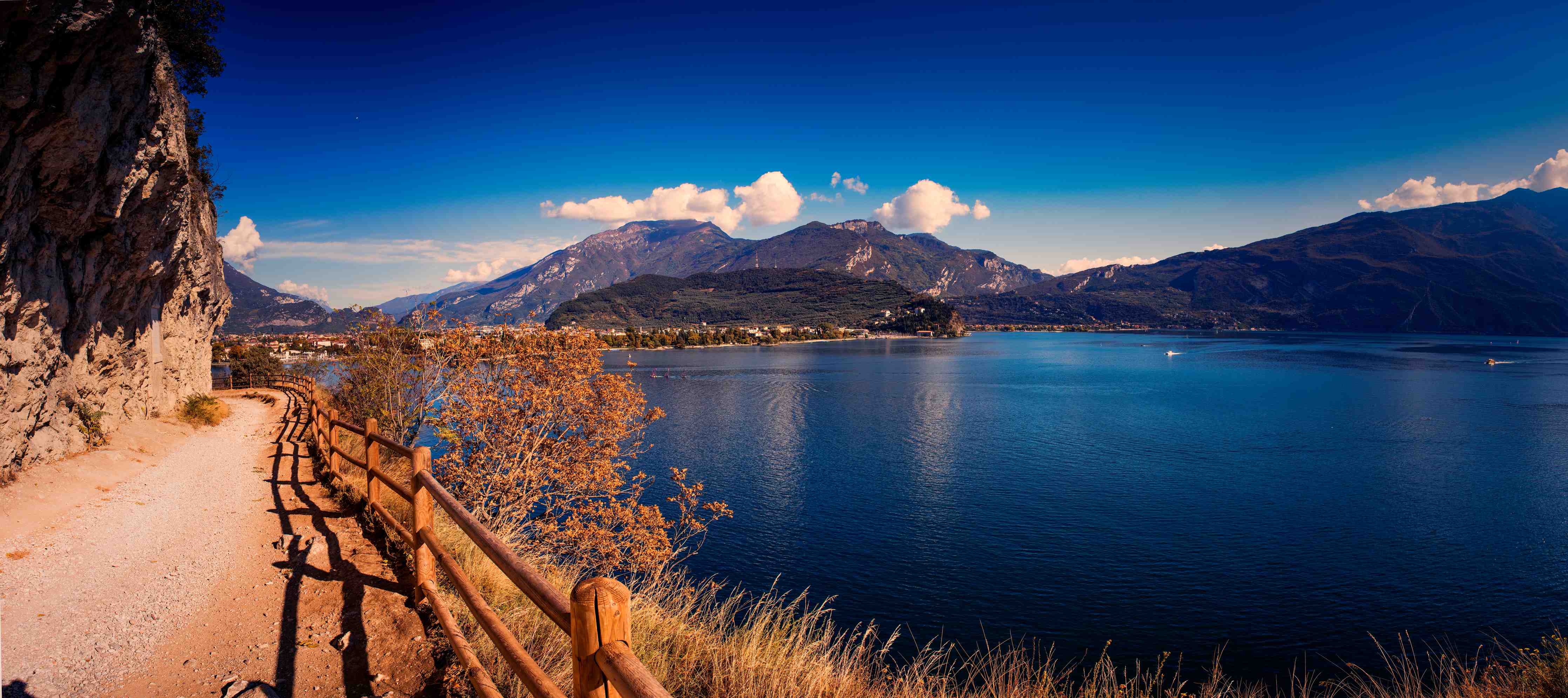 Wandverkleidung außen-Schöne Landschaft mit Blick auf den Gardasee