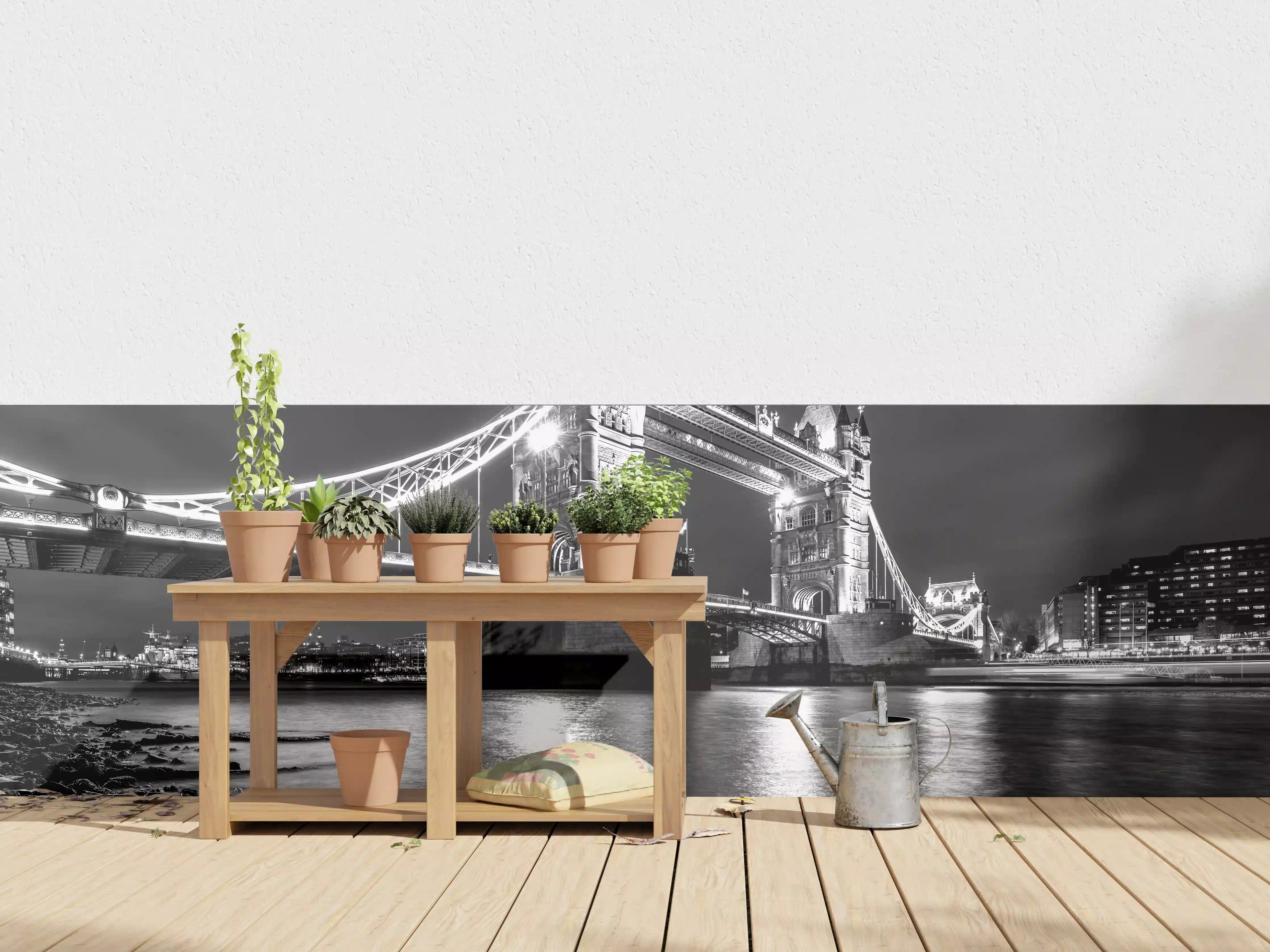 Wandverkleidung außen - Schwarz-Weiß-Bild von Tower Bridge bei Nacht