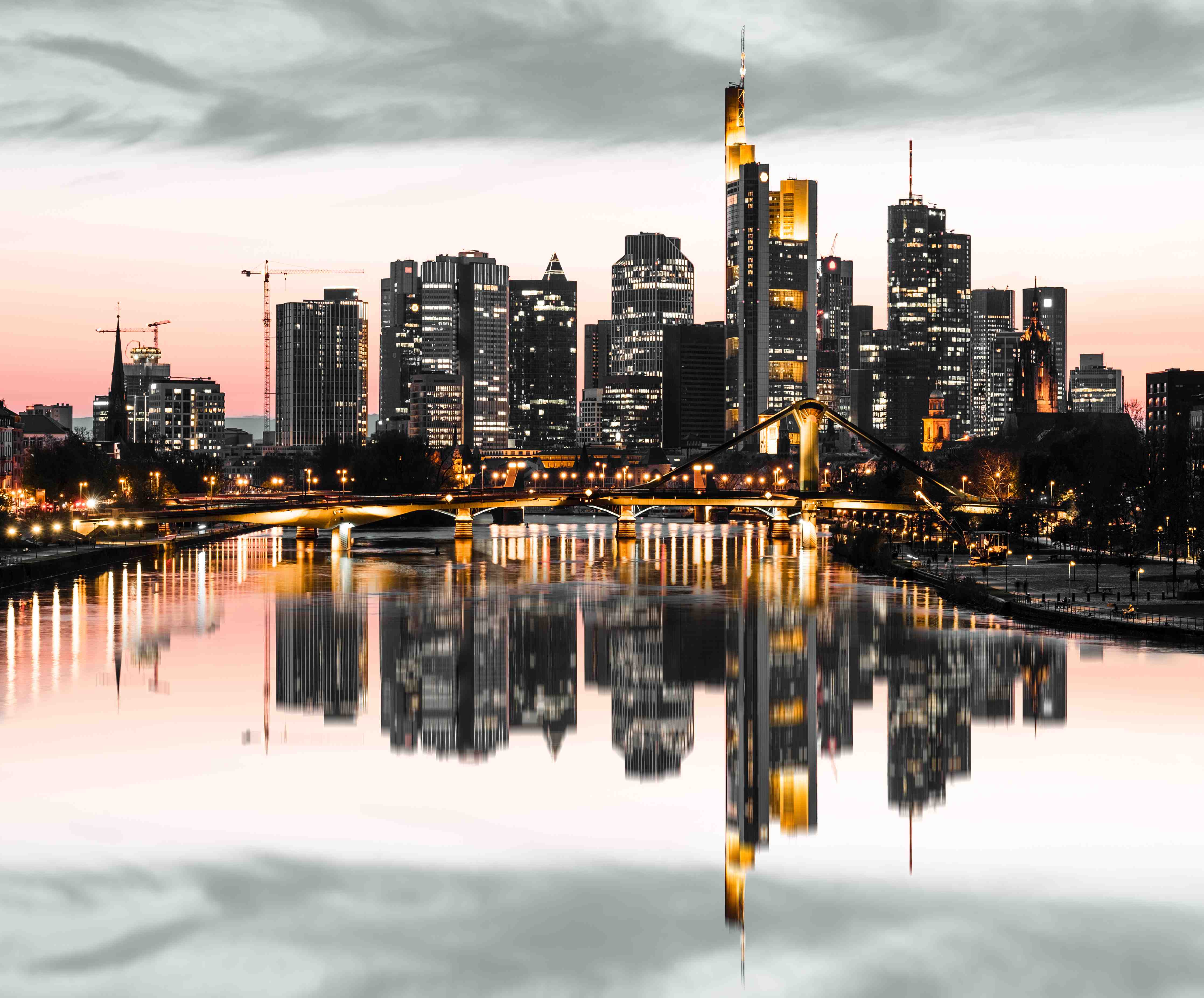Wandverkleidung außen-Skyline Frankfurt mit Wasser Spiegelung
