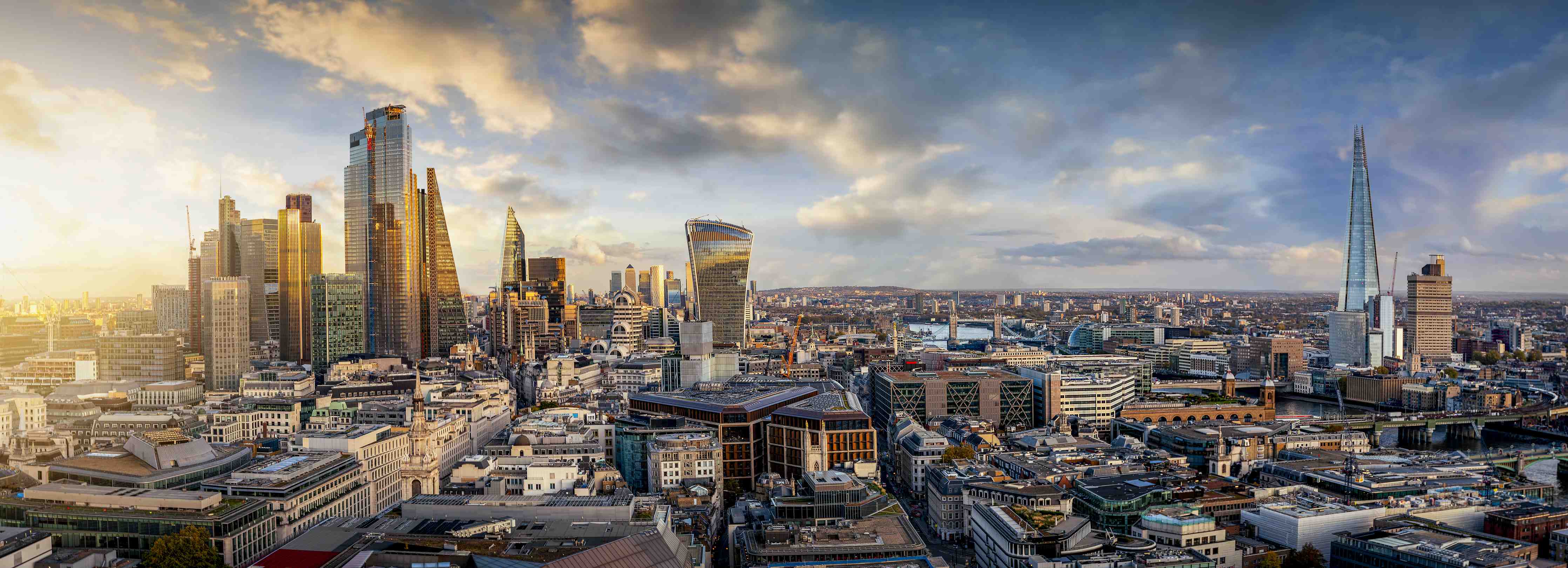 Wandverkleidung außen-Sonnenuntergang hinter Londoner Skyline