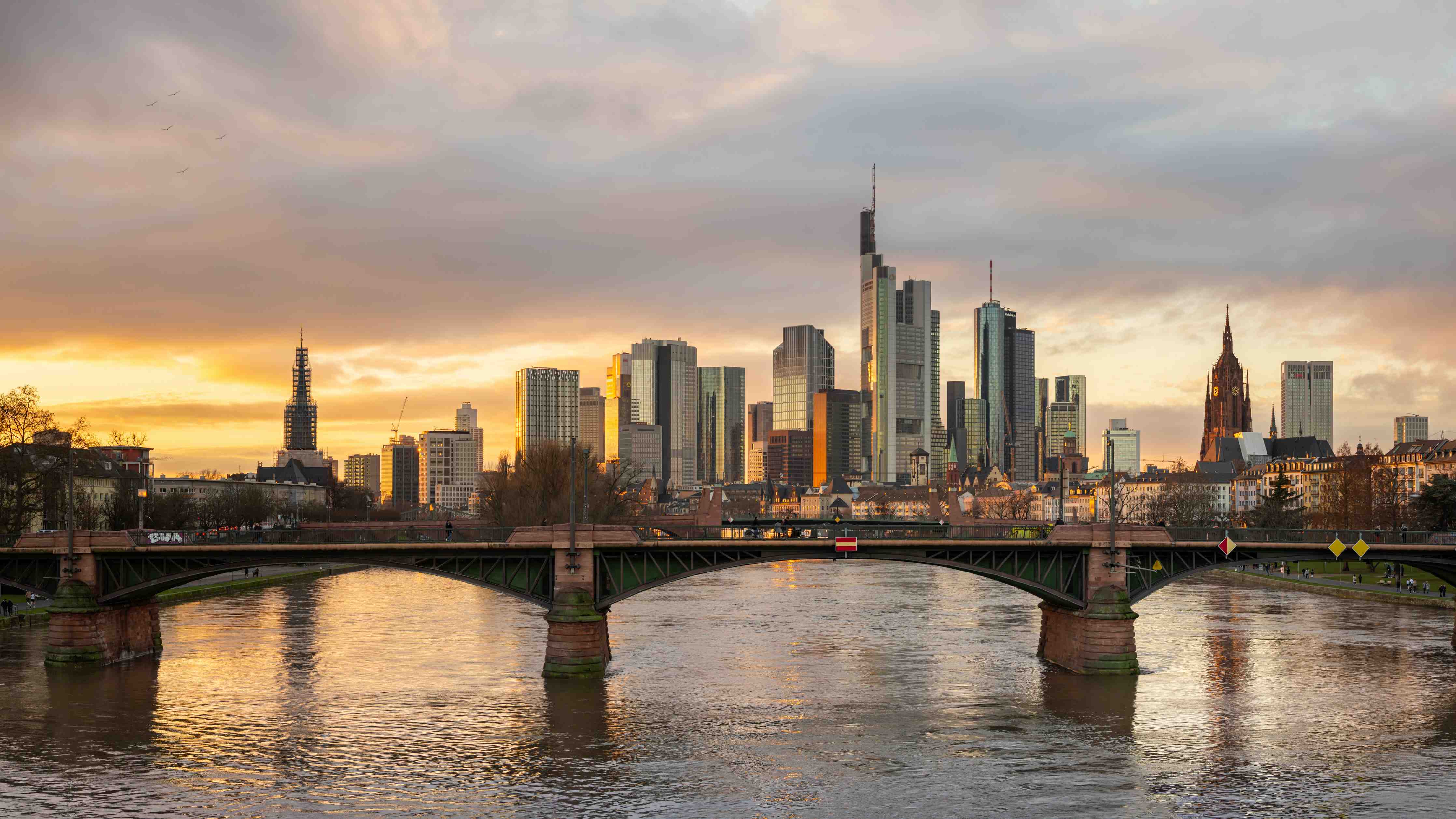 Wandverkleidung außen-Stadt-Skyline im Abendlicht