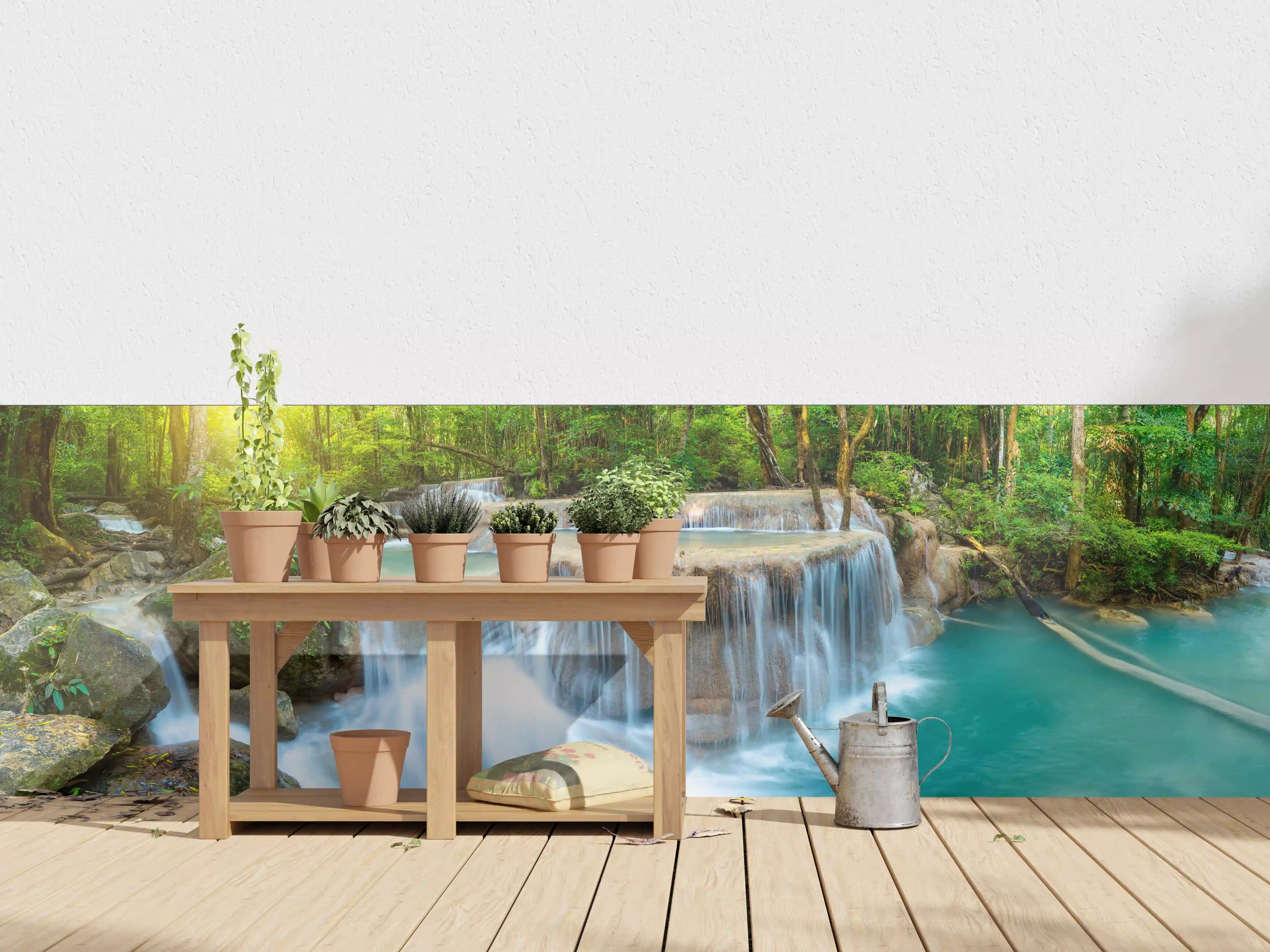 Wandverkleidung außen - Wasserfall im Wald von Thailand