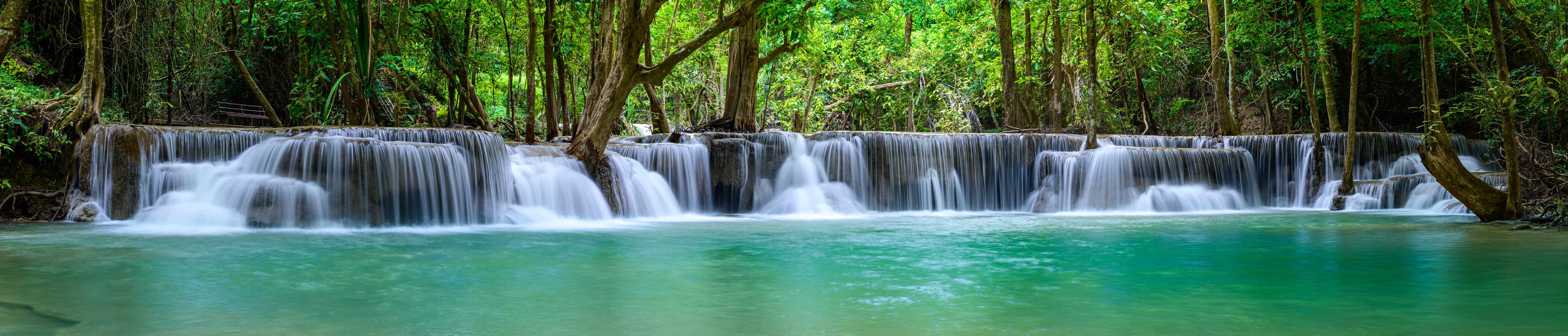 Wandverkleidung außen-Wasserfall tief im tropischen Wald