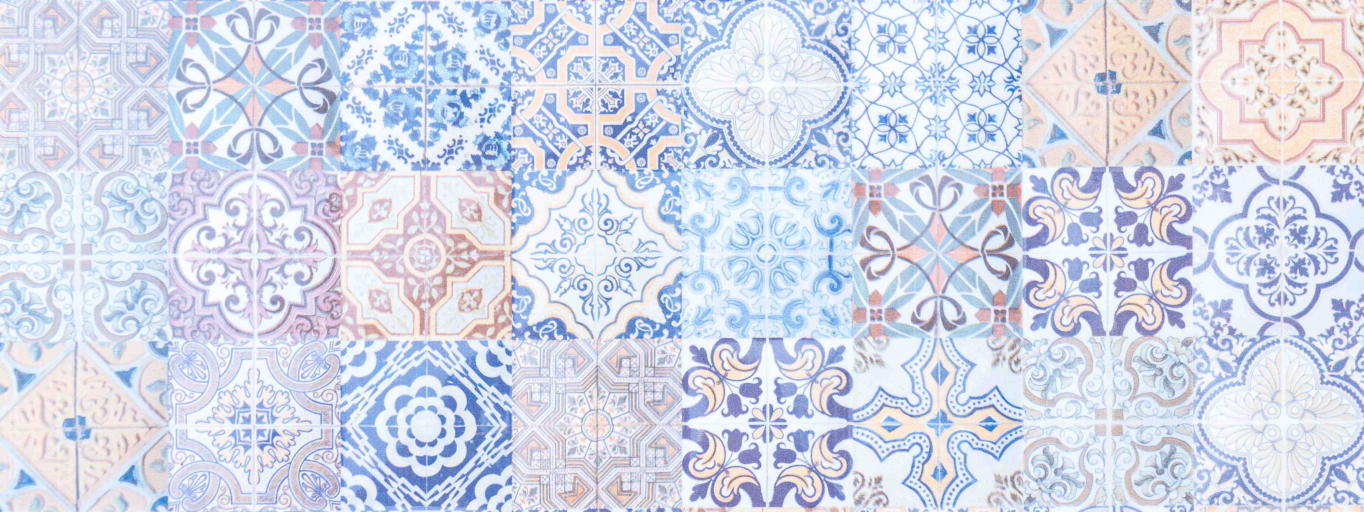 Wandverkleidung außen-Weiße und blaue Mosaikfliesen im Fliesendesign