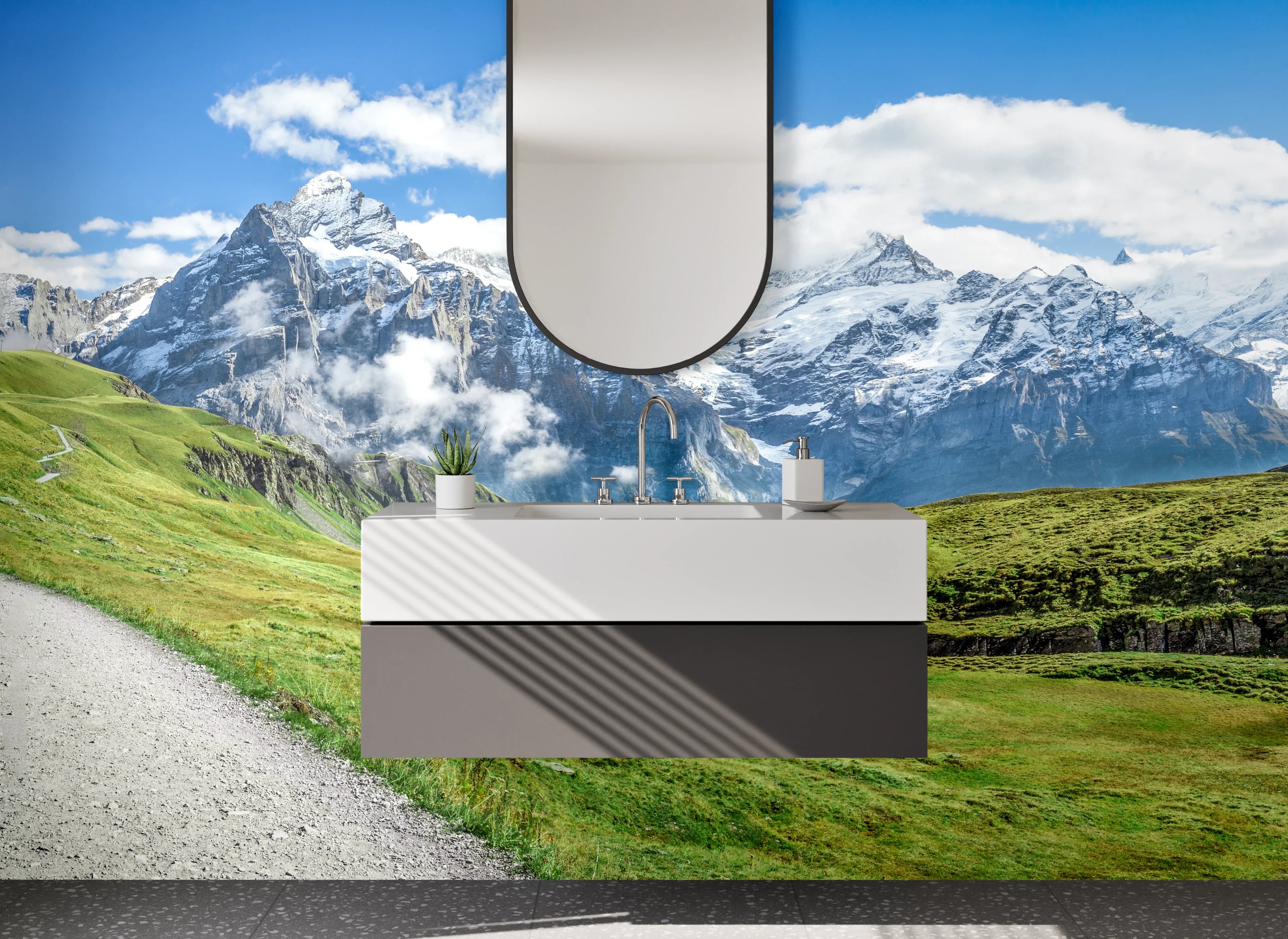 Waschbecken-Rückwand - Bergpanorama mit grünen Wiesen und Schnee-Gipfeln